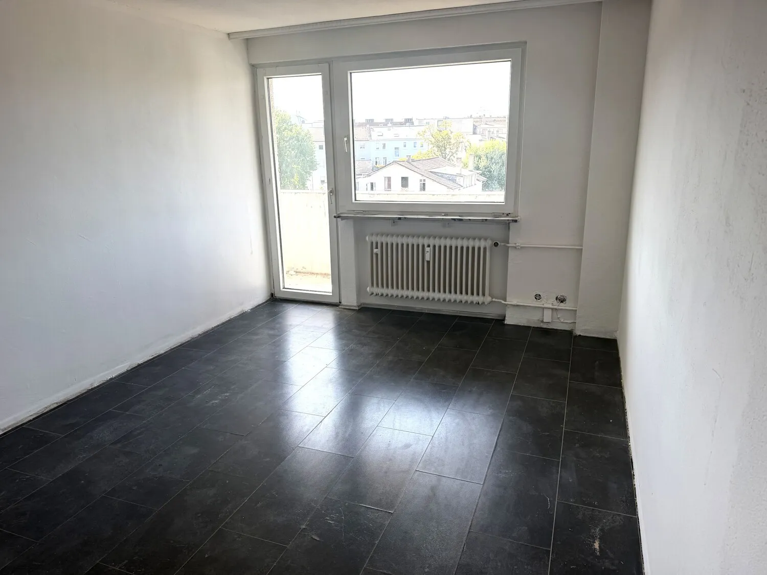 Wohnzimmer mit Zugang zum Balkon