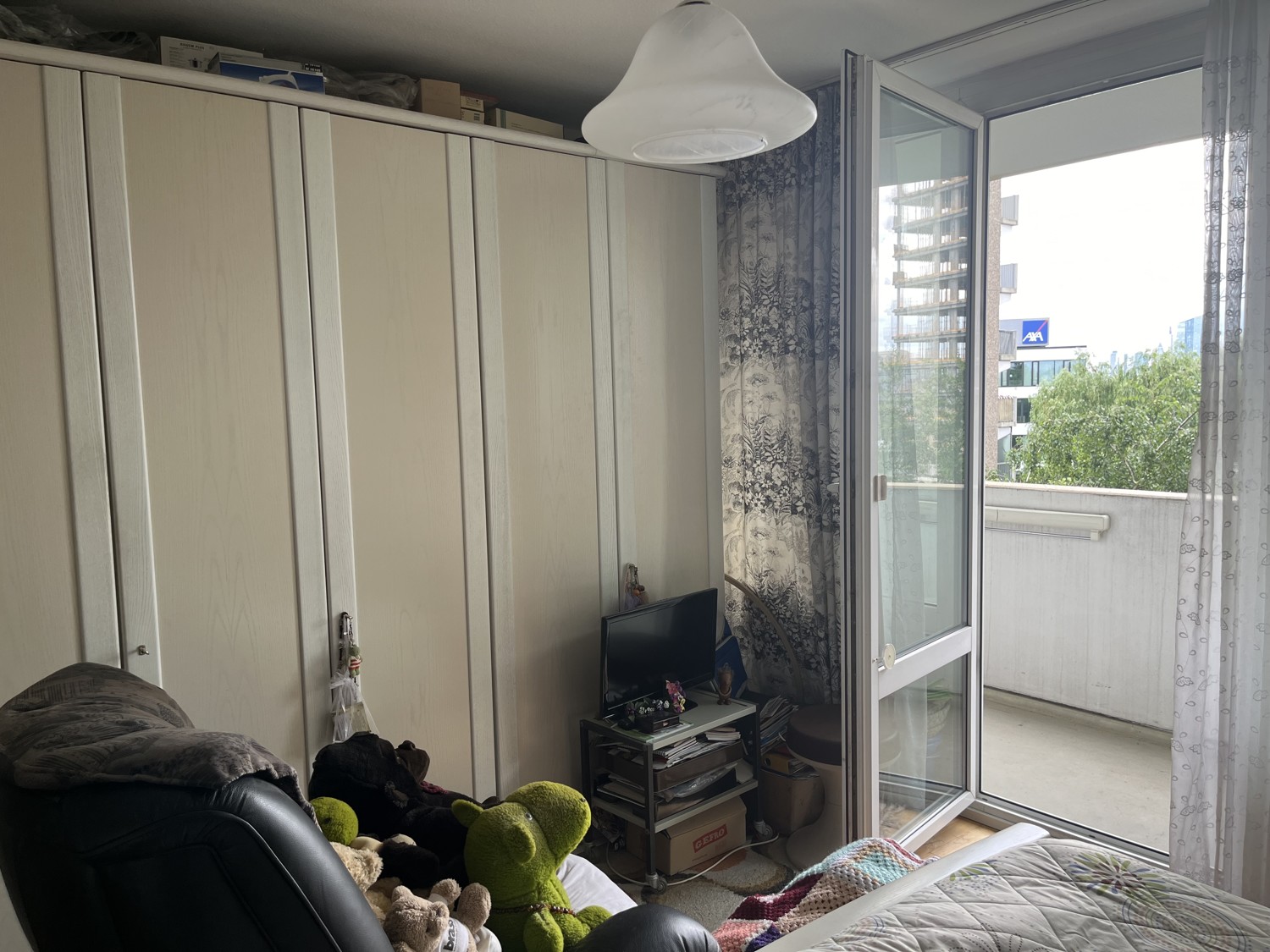 Schlafzimmer mit Zugang zum Balkon