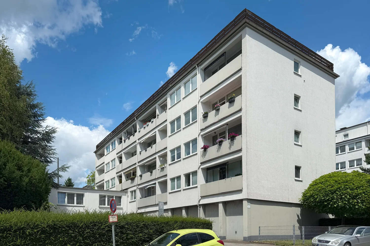 Investment package with 3,500 m² of usable space – Two multi-family houses, commercial space, garages & parking spaces