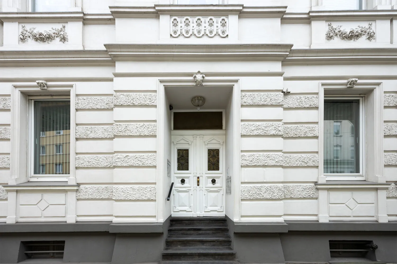 Stylish residential and commercial building with great potential