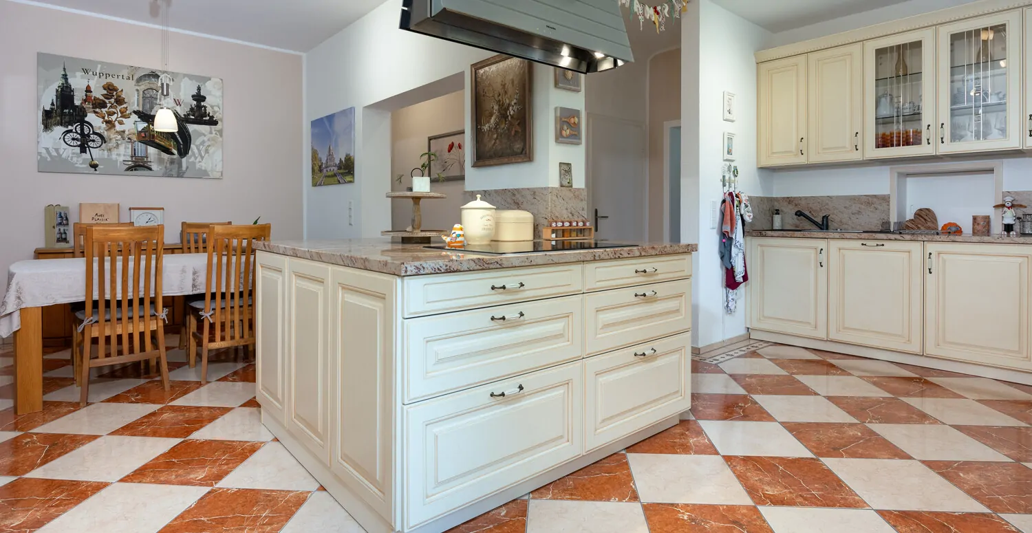 große Küche mit Kochinsel