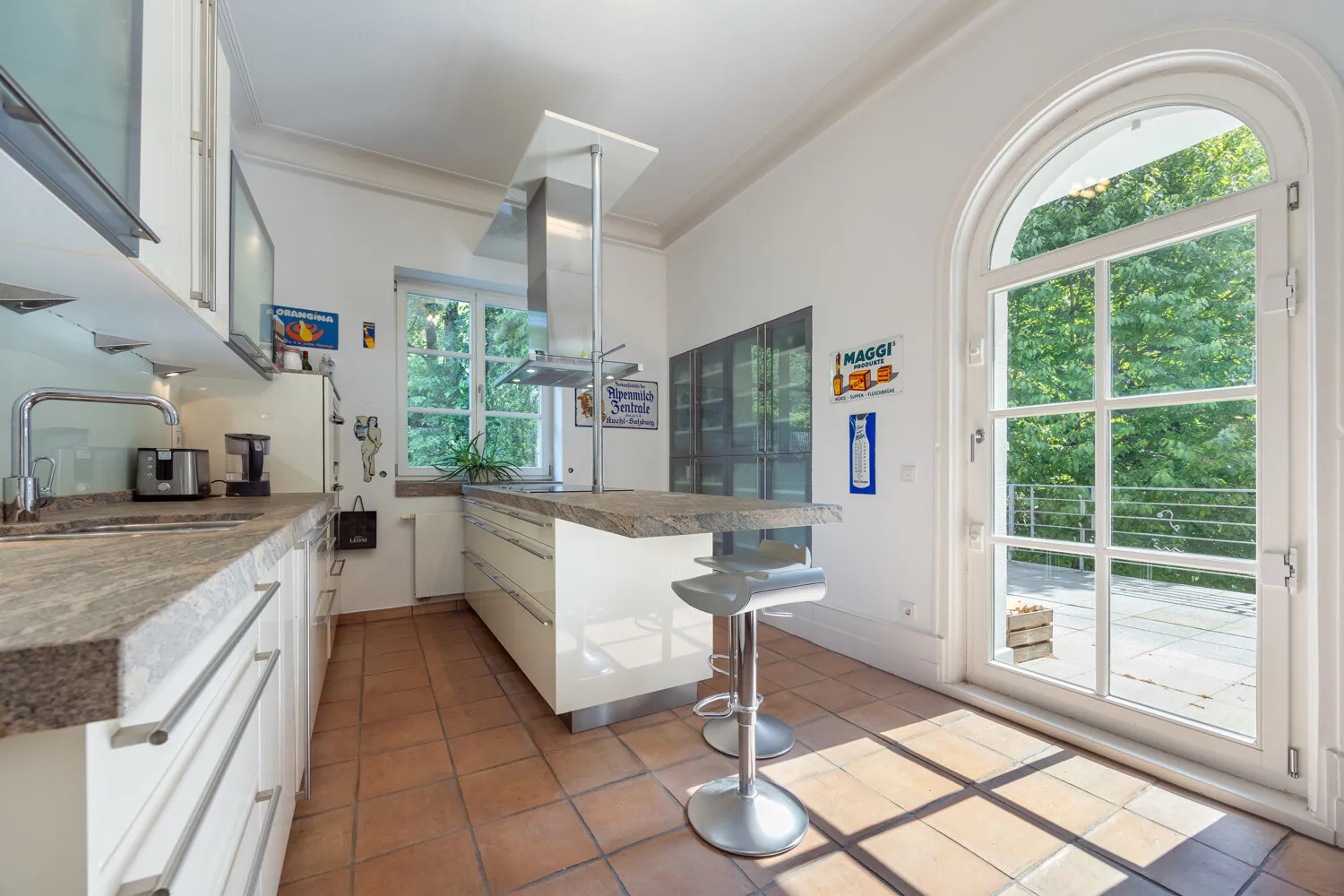 Hochwertige Einbauküche mit Zugang Terrasse