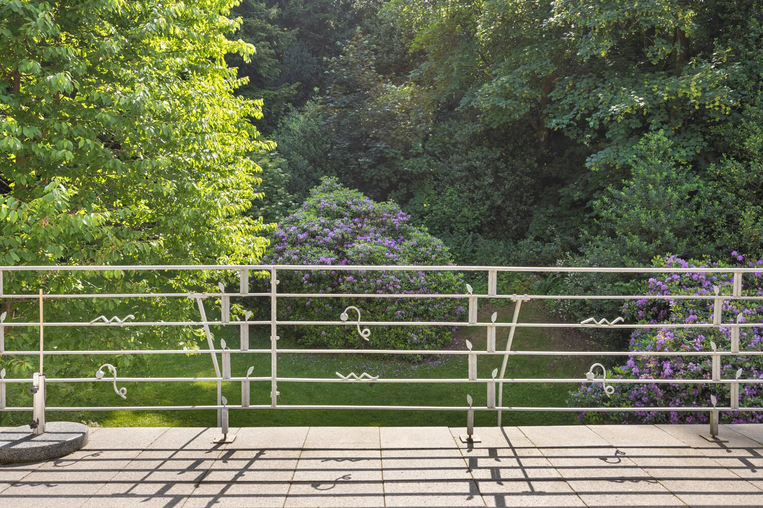Terrasse mit Blick auf eigenes Waldgrundstück