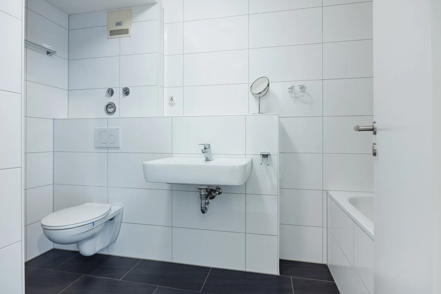 Bad mit Wanne und Dusche