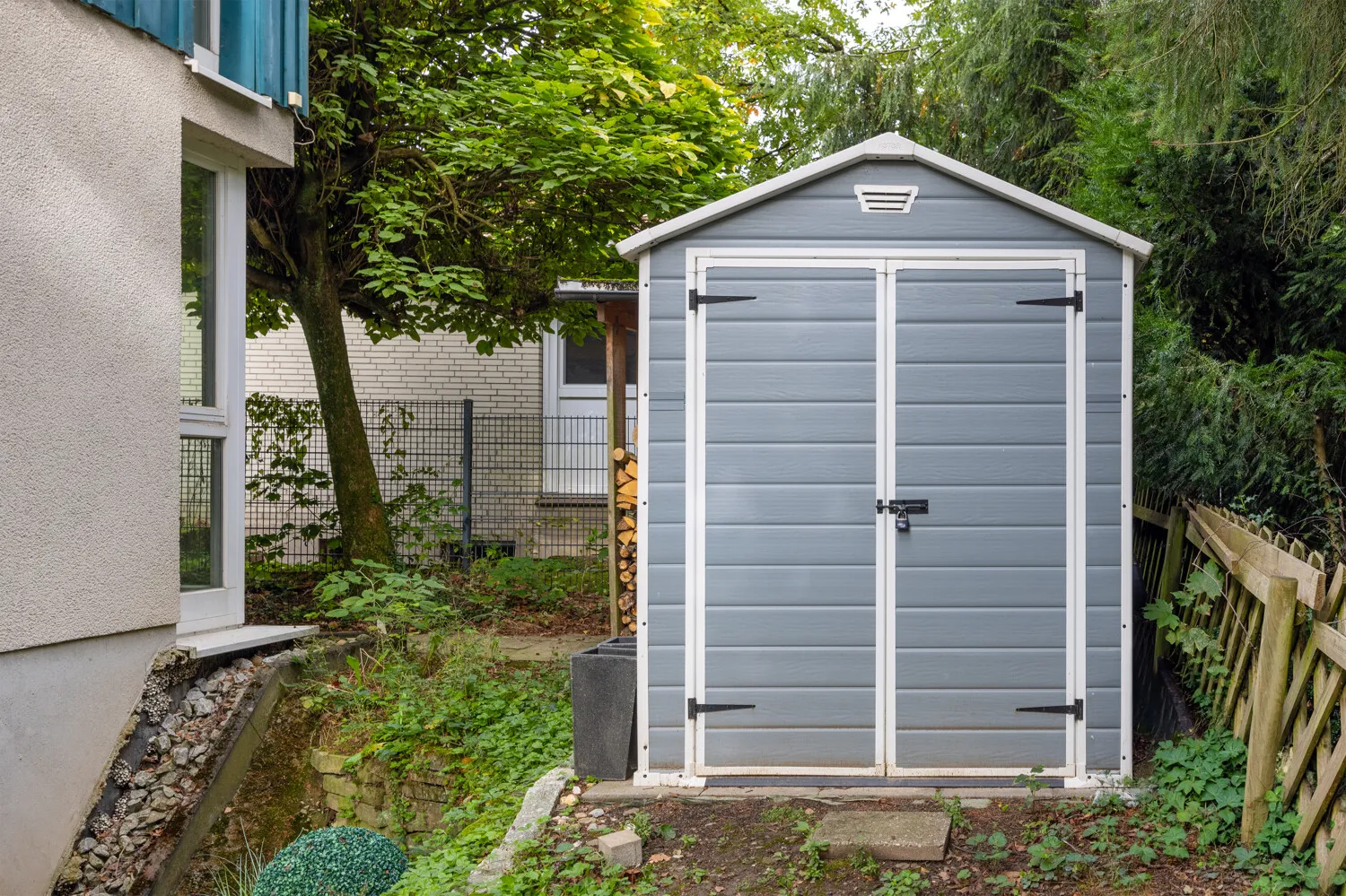 Garten/Nutzfläche seitlich vom Haus