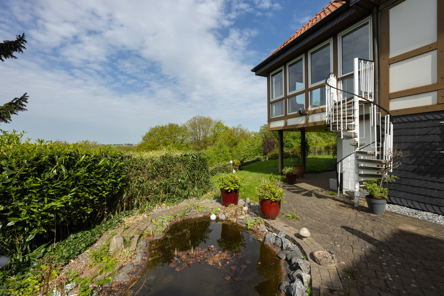 Terrasse mit Teich