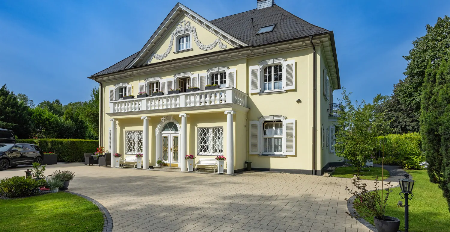 Altbauvilla mit parkähnlichem Garten und guter Anbindung