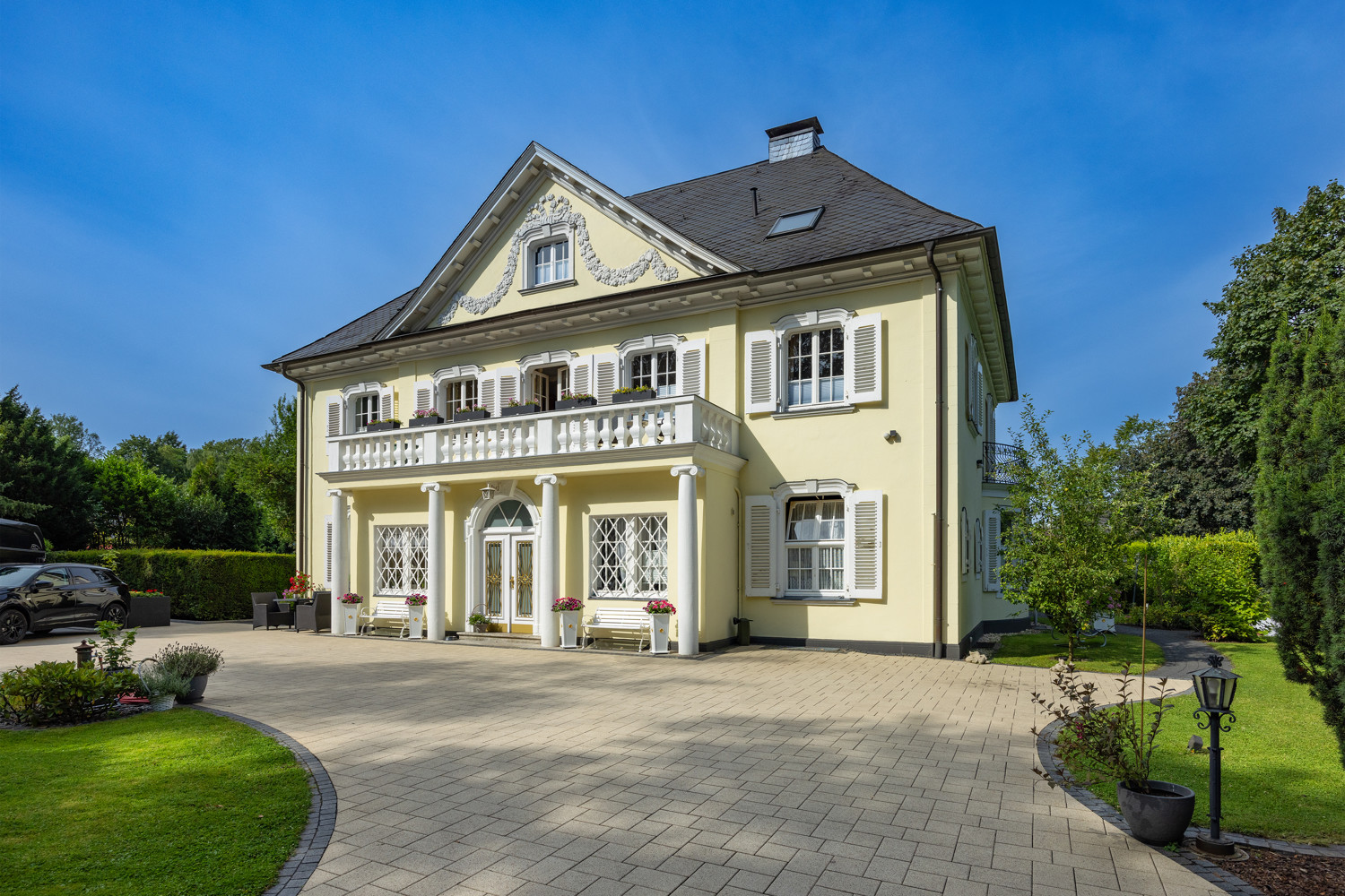 Einzigartiges Villenanwesen mit beeindruckendem Gartenpark