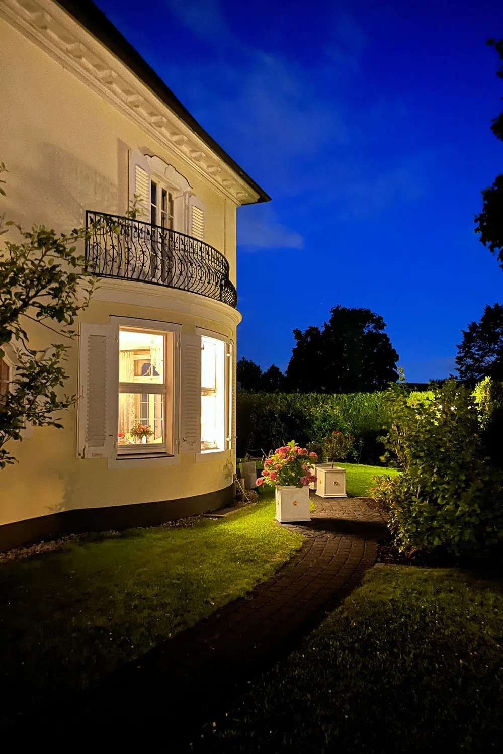 Antica villa con giardino simile a un parco e buoni collegamenti di trasporto