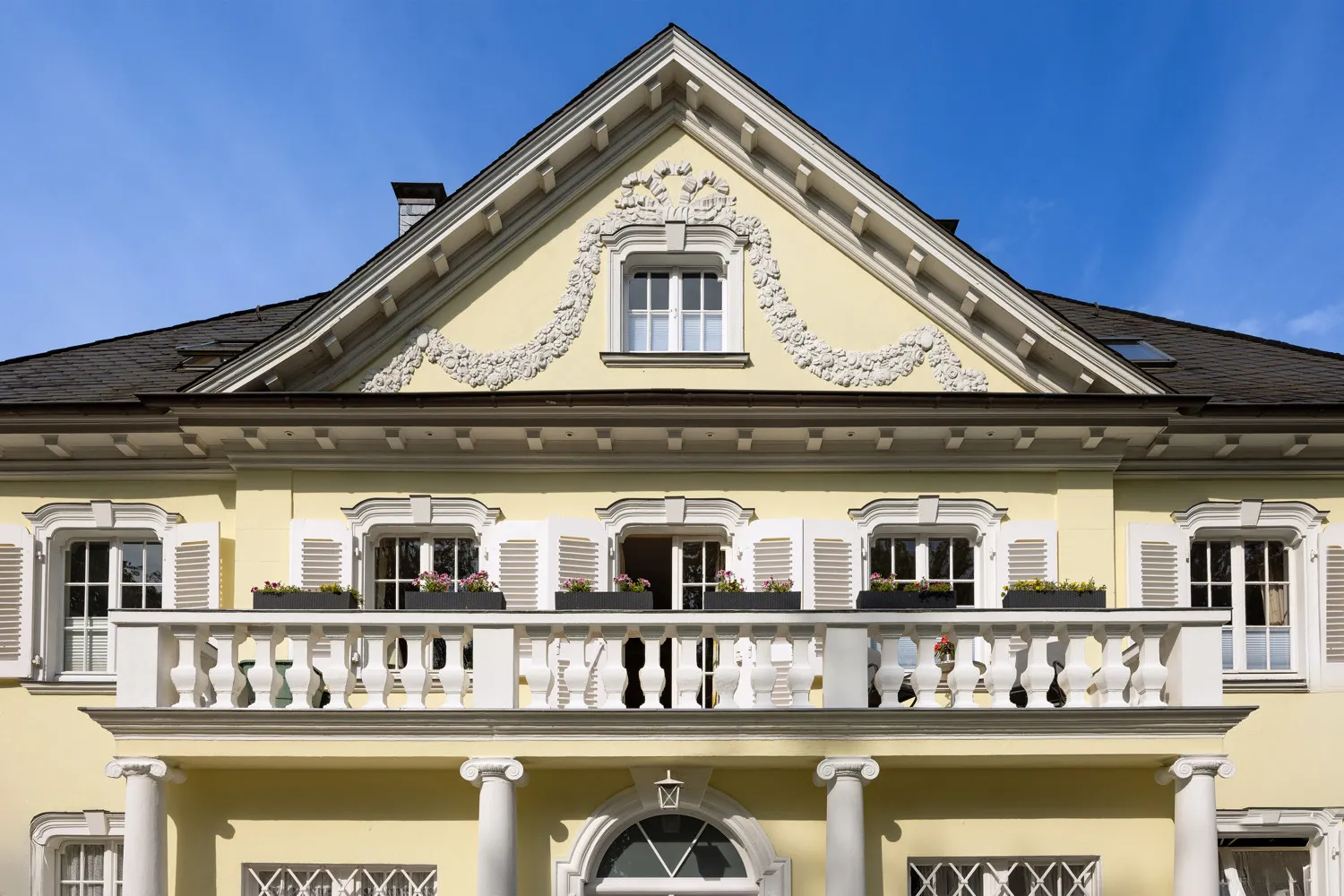 Antica villa con giardino simile a un parco e buoni collegamenti di trasporto