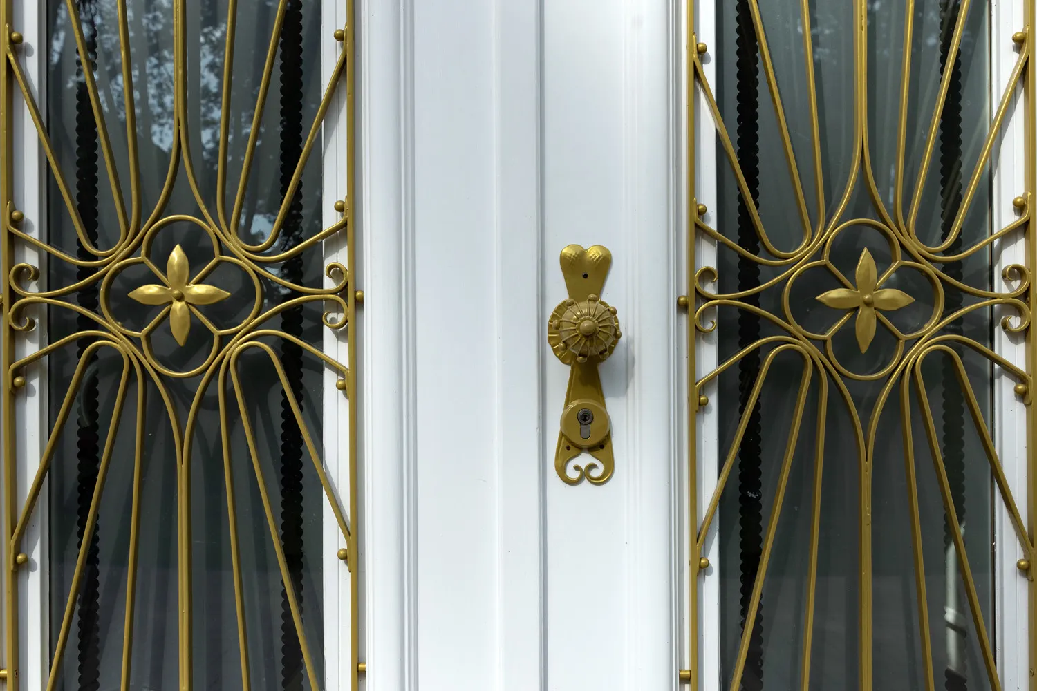 Antica villa con giardino simile a un parco e buoni collegamenti di trasporto