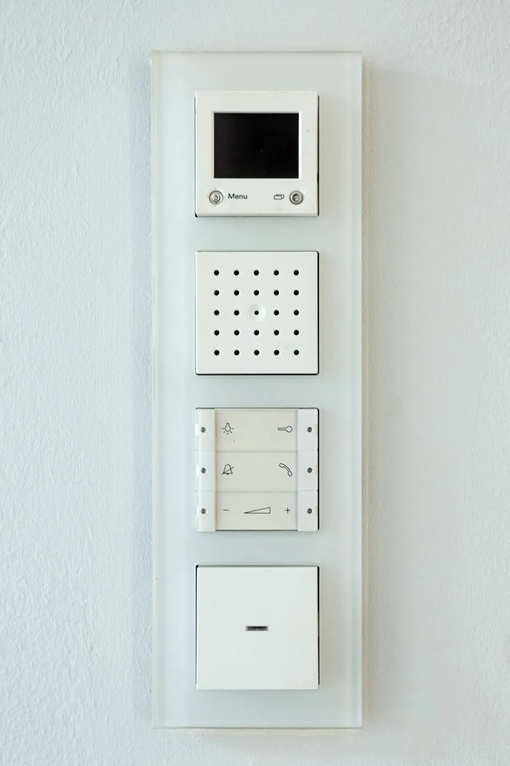 Antica villa con giardino simile a un parco e buoni collegamenti di trasporto