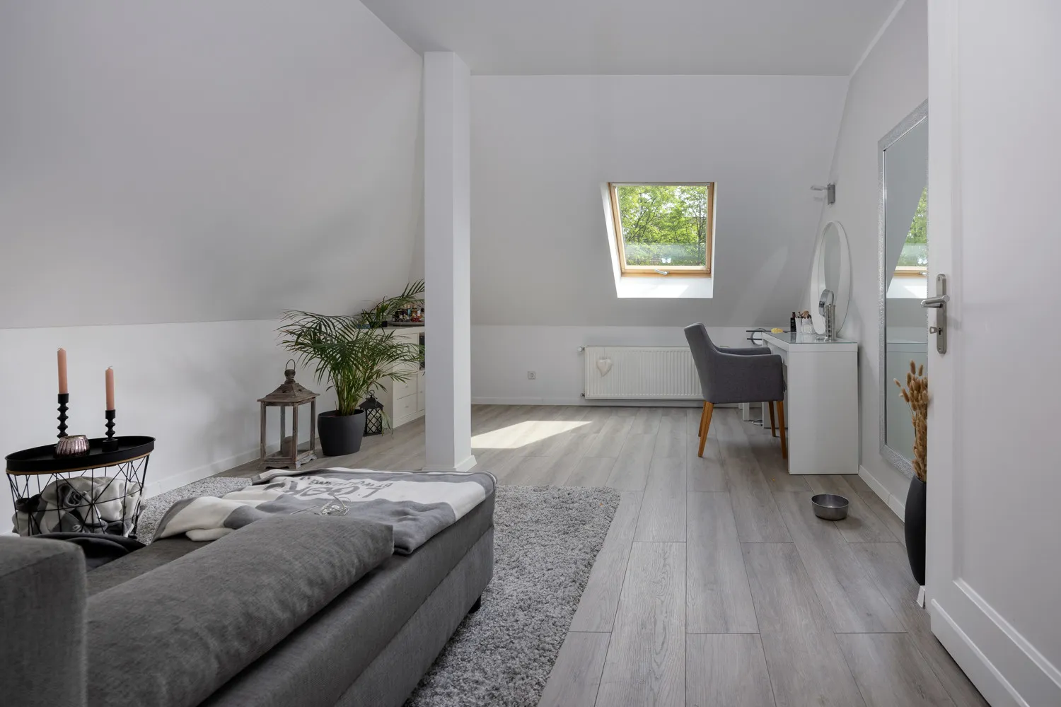 Antica villa con giardino simile a un parco e buoni collegamenti di trasporto