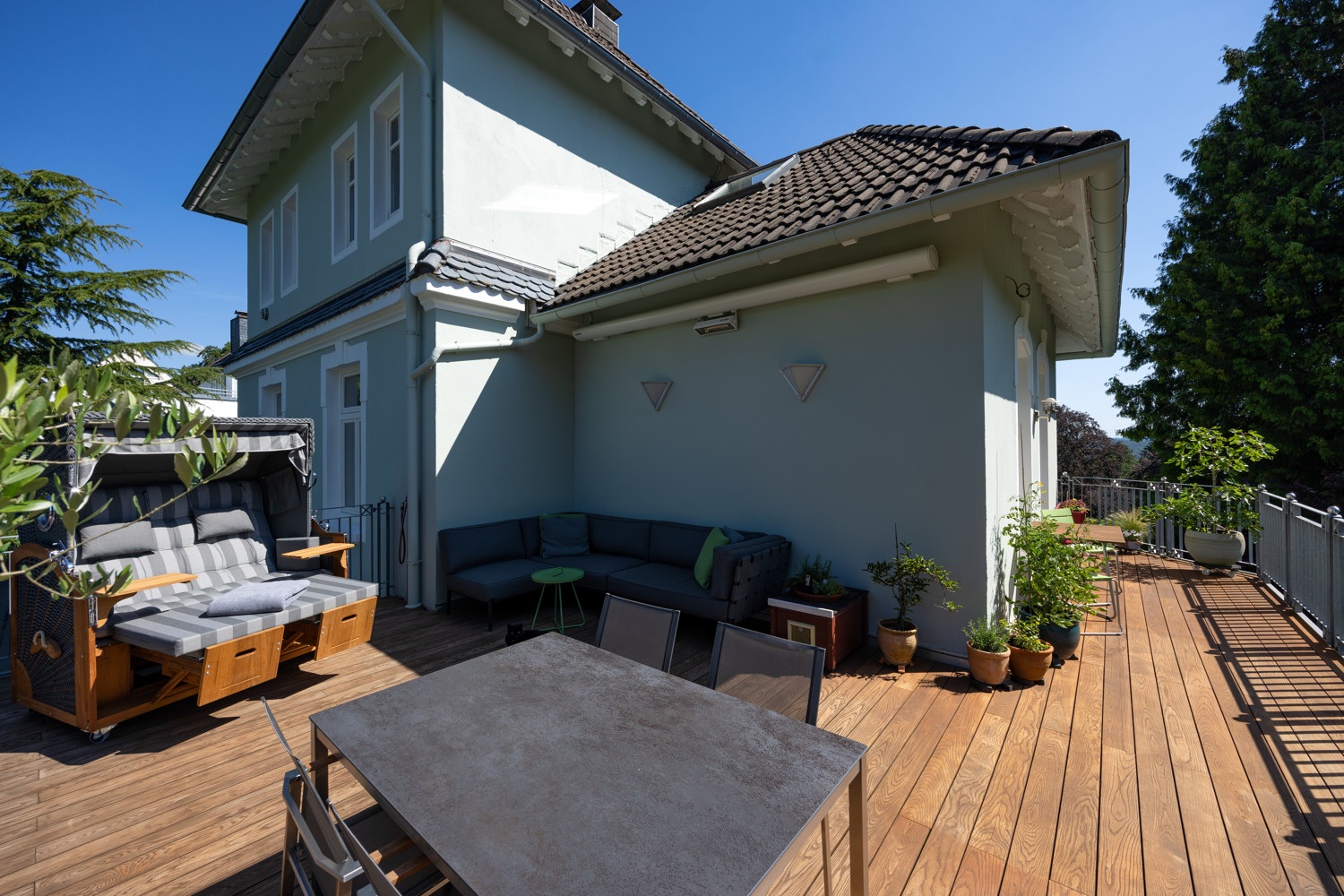 Unvergleichliche Altbauwohnung am Toelleturm mit großer Dachterrasse!