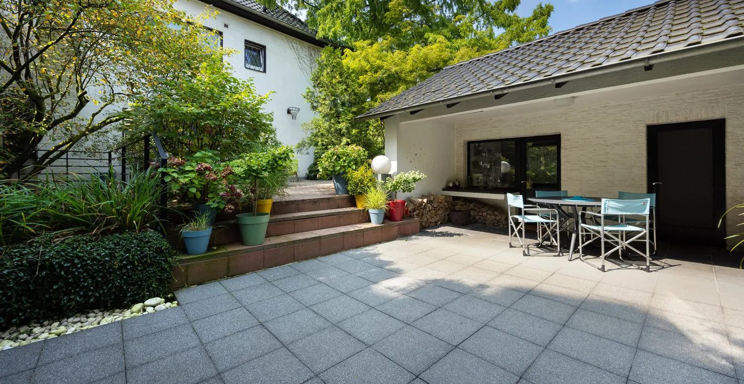 Terrasse mit Gartenhaus (massiv)