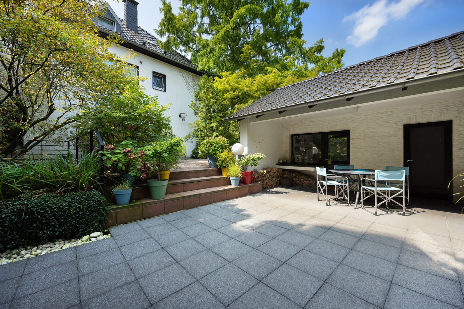 Terrasse mit Gartenhaus (massiv)