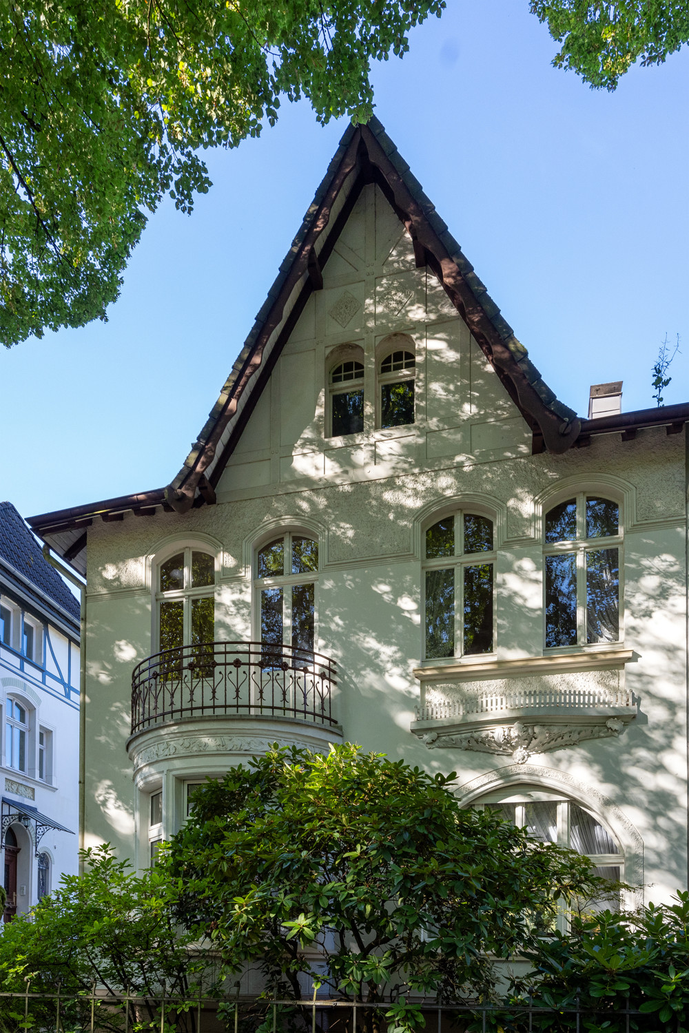 Boltenberg: Altbauwohnung mit Gartenanteil, Balkon und sehr viel Potenzial