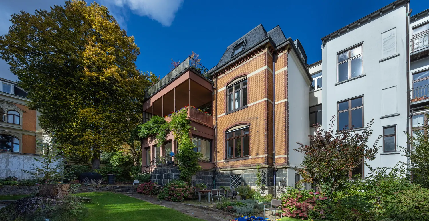 Briller Viertel: Erdgeschosswohnung mit eigenem Garten und Garage