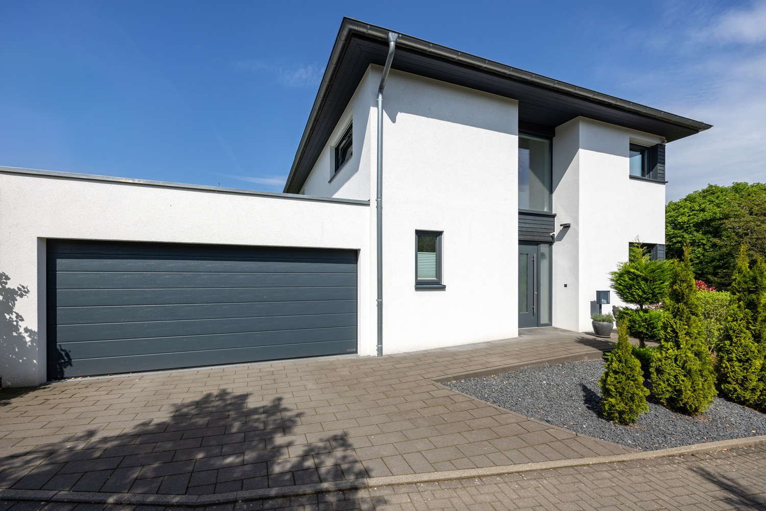 Frontansicht mit Garage