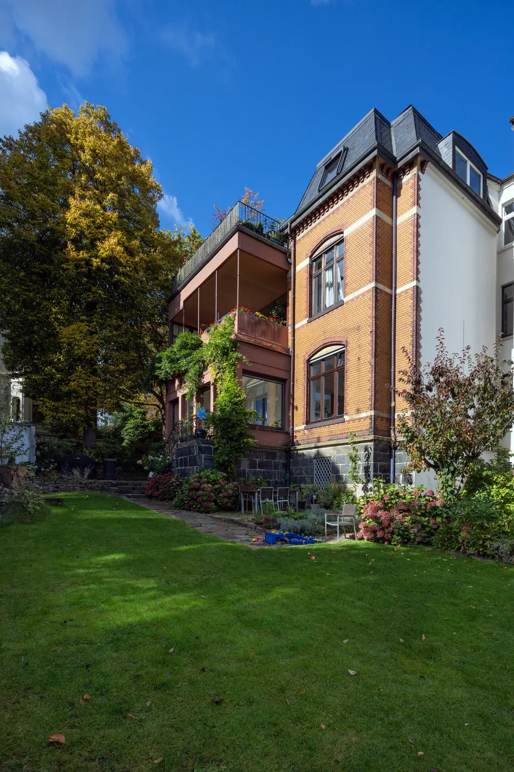 Briller Viertel: Vermietete Altbauwohnung mit Balkon und Garage