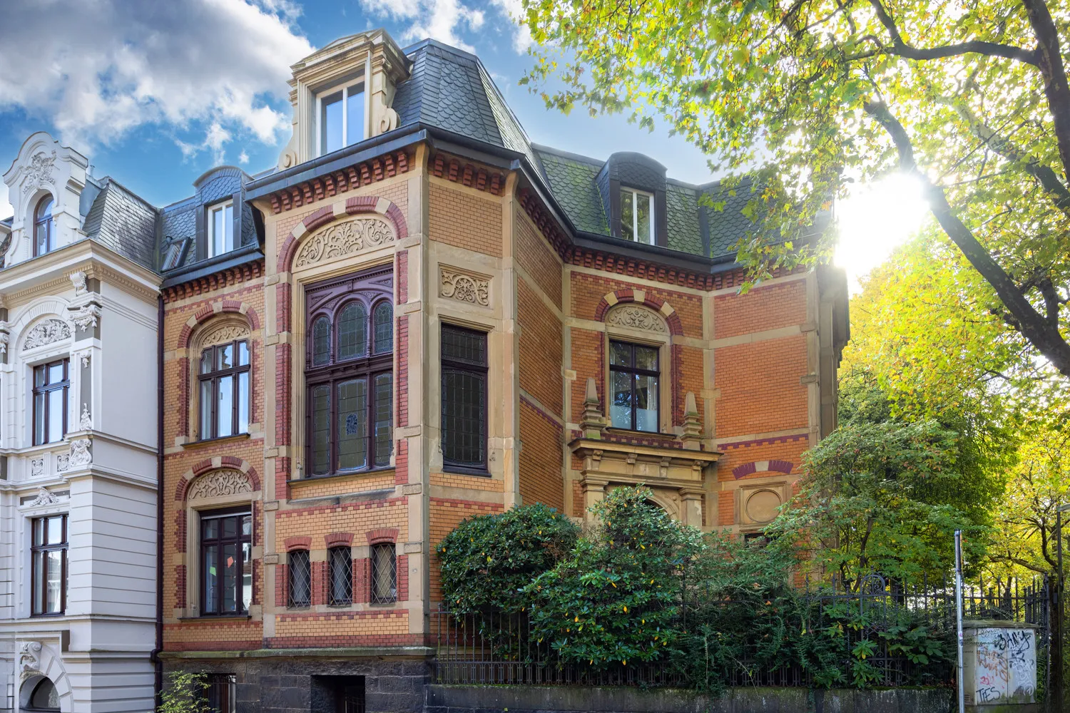 Briller Viertel: Vermietete Altbauwohnung mit Balkon und Garage
