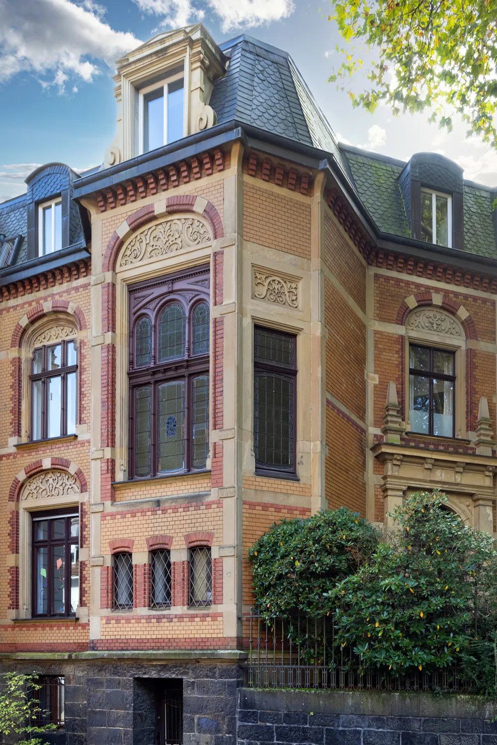 Briller Viertel: Vermietete Altbauwohnung mit Balkon und Garage