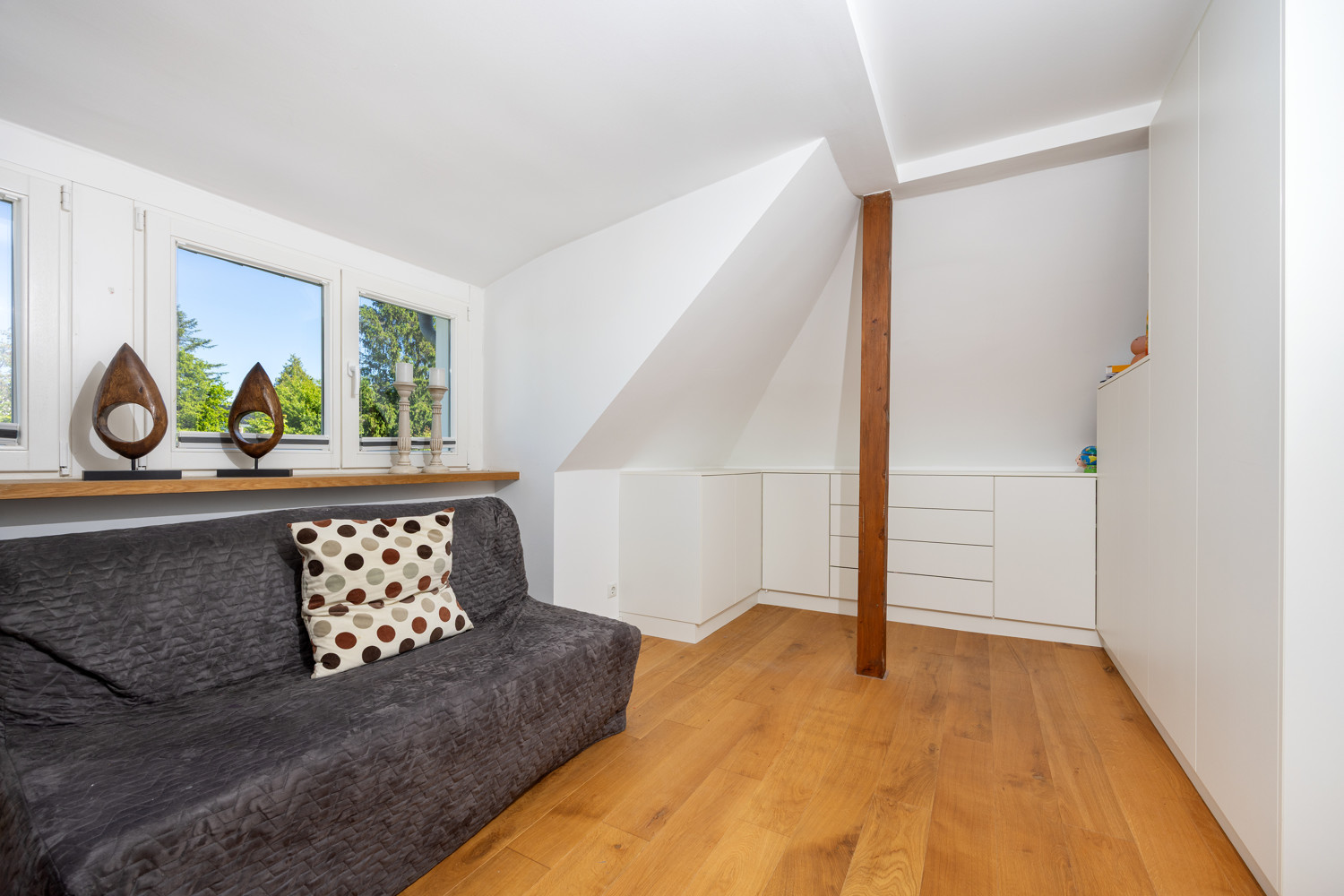 Bügelzimmer mit Einbauschränken