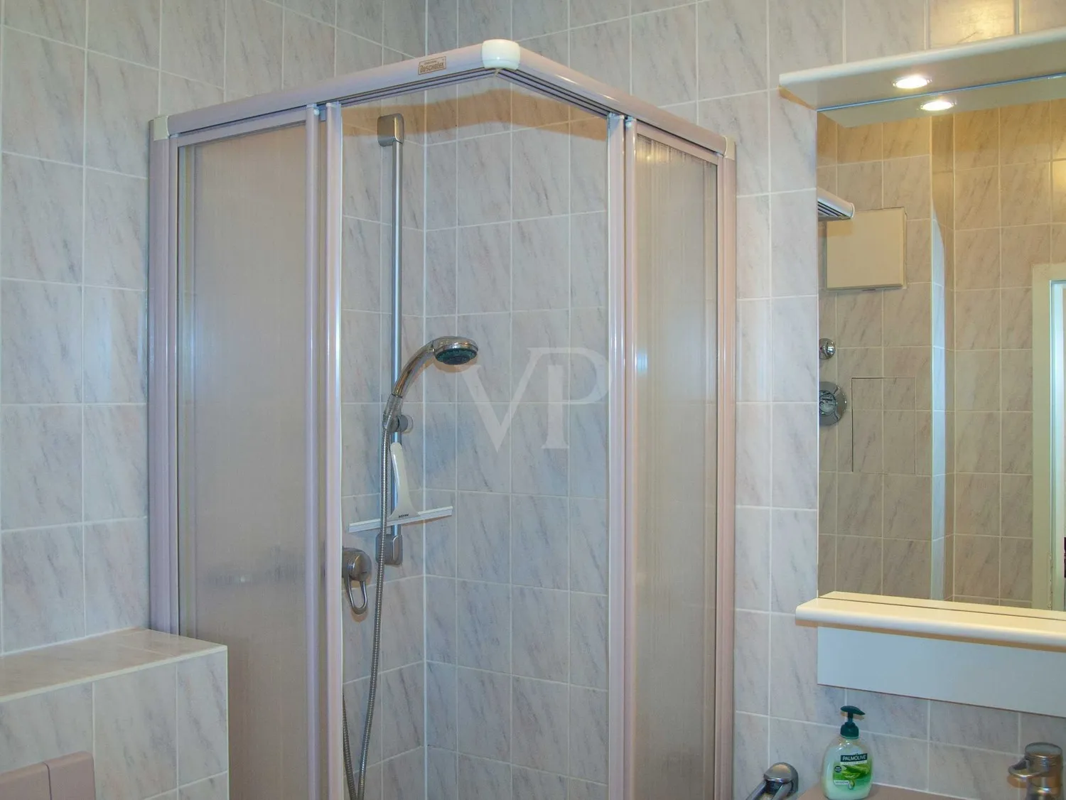Station balnéaire de Sellin, en bord de mer Baltique : Appartement de 33 m² avec balcon, idéalement situé à proximité de la plage.