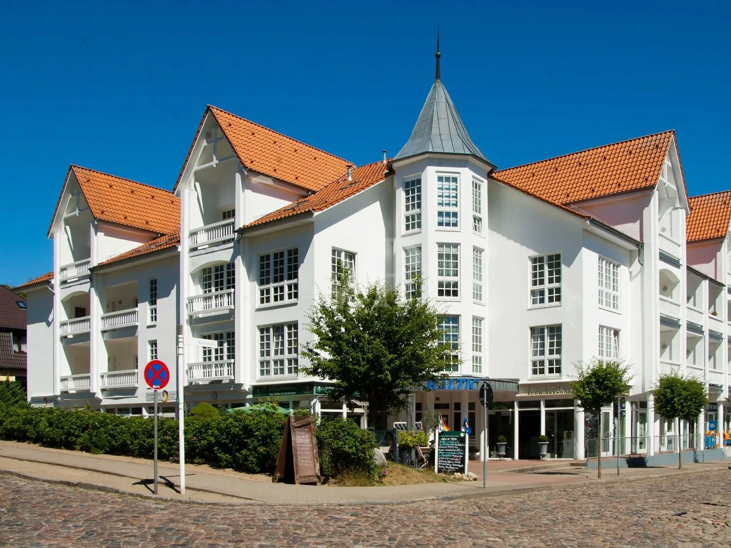Station balnéaire de Sellin, en bord de mer Baltique : Appartement de 33 m² avec balcon, idéalement situé à proximité de la plage.