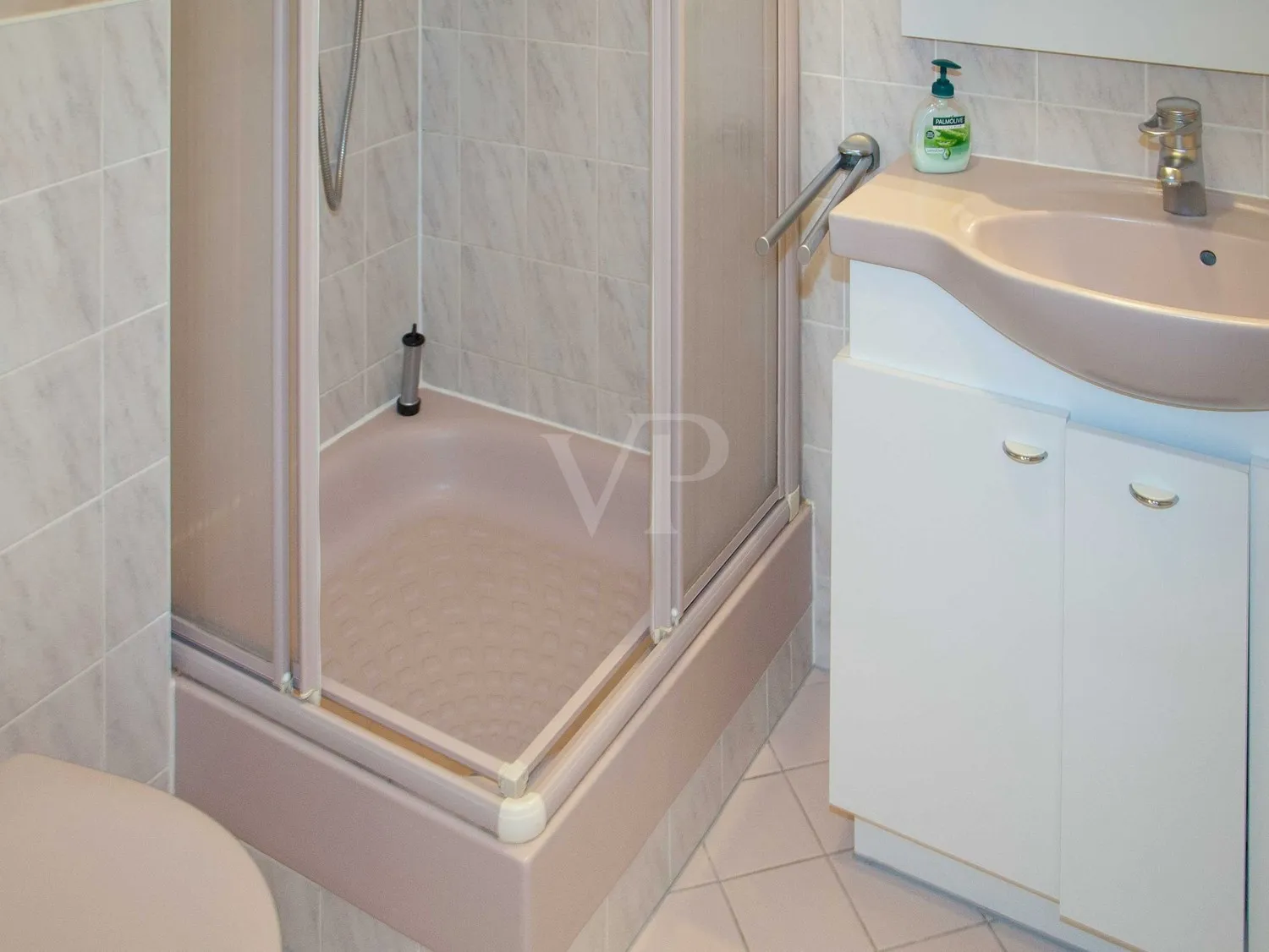Station balnéaire de Sellin, en bord de mer Baltique : Appartement de 33 m² avec balcon, idéalement situé à proximité de la plage.