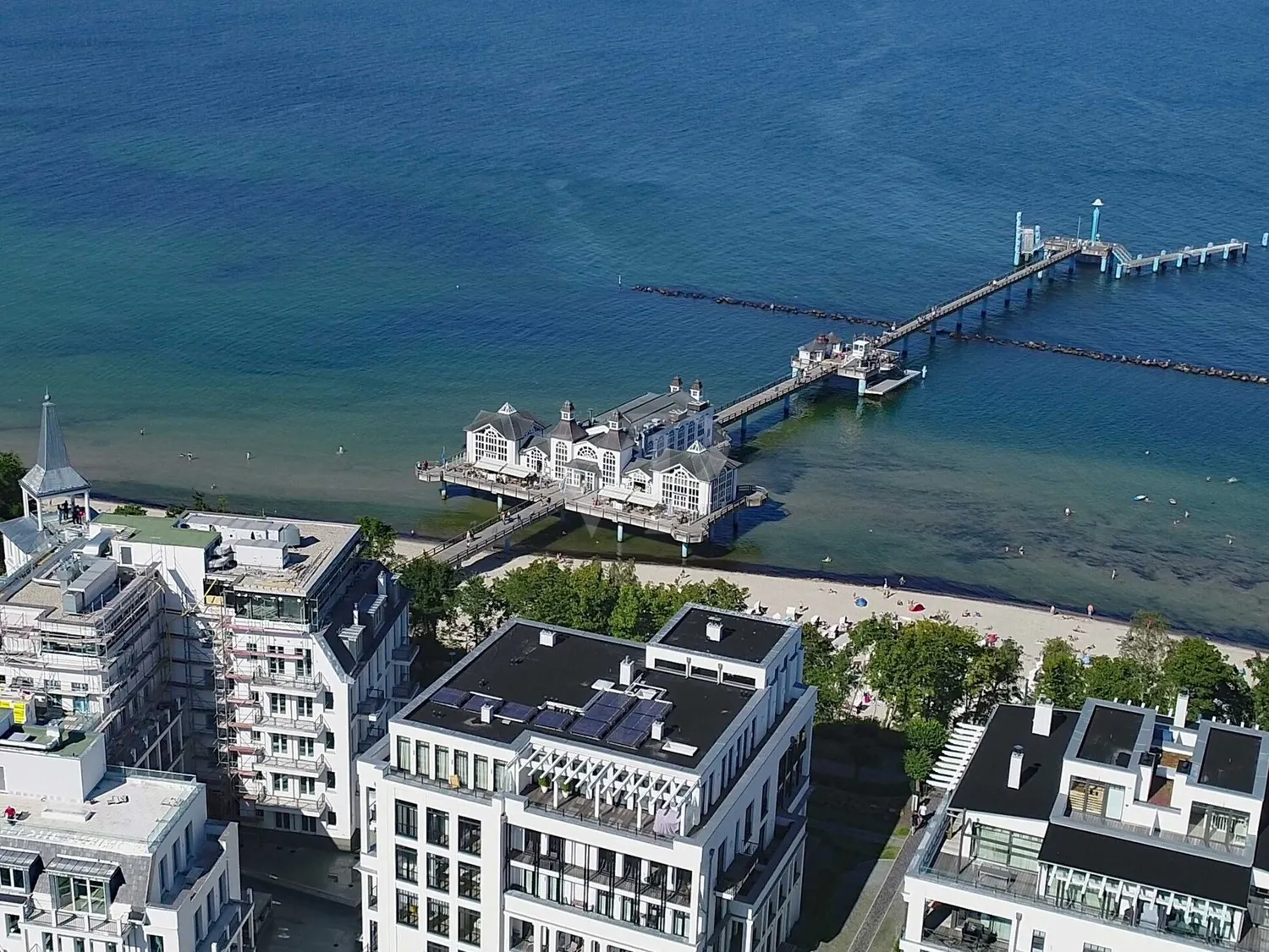 Station balnéaire de Sellin, en bord de mer Baltique : Appartement de 33 m² avec balcon, idéalement situé à proximité de la plage.