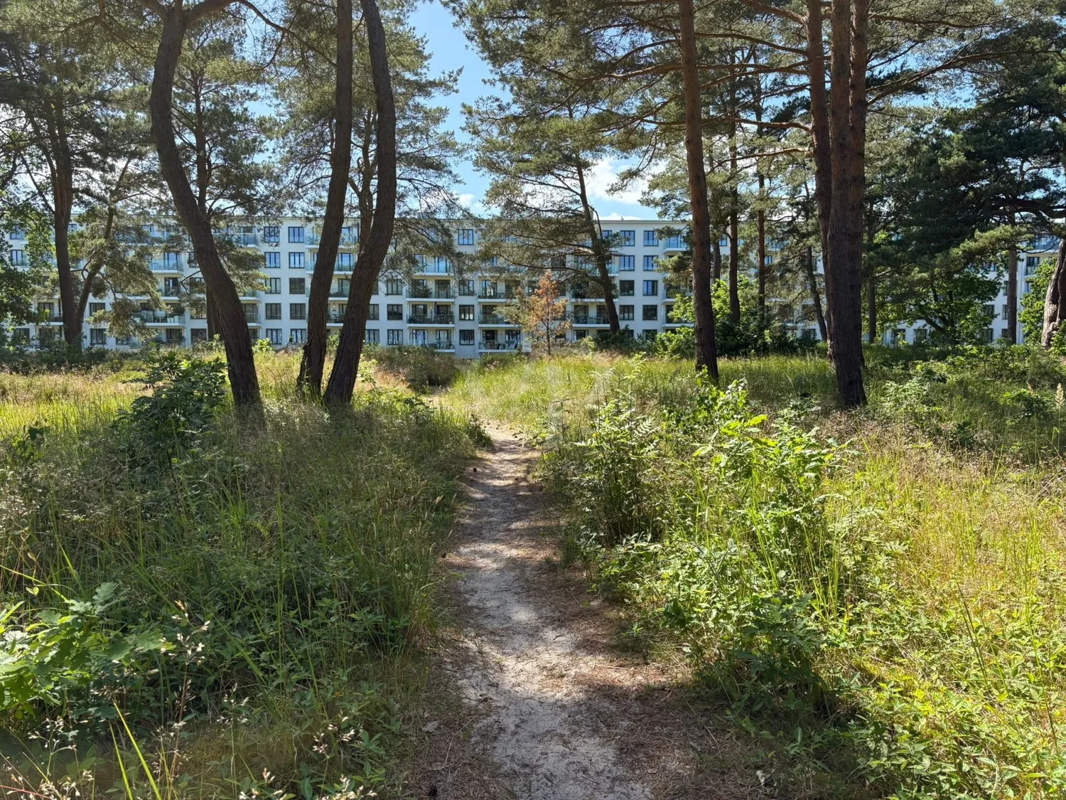 Appartement moderne avec mobilier de haute qualité, situé en première ligne de la plage de la mer Baltique.