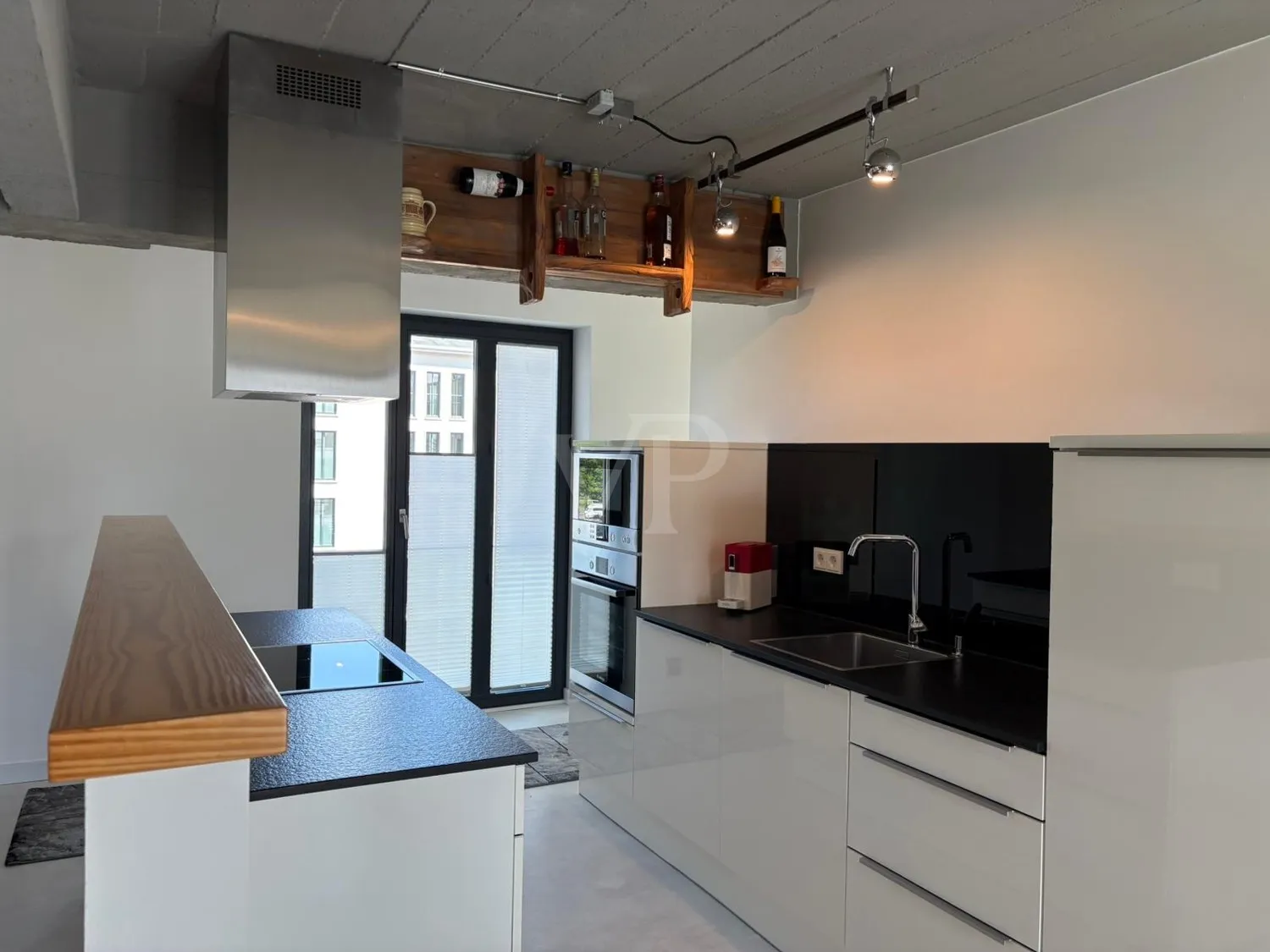 Appartement moderne avec mobilier de haute qualité, situé en première ligne de la plage de la mer Baltique.