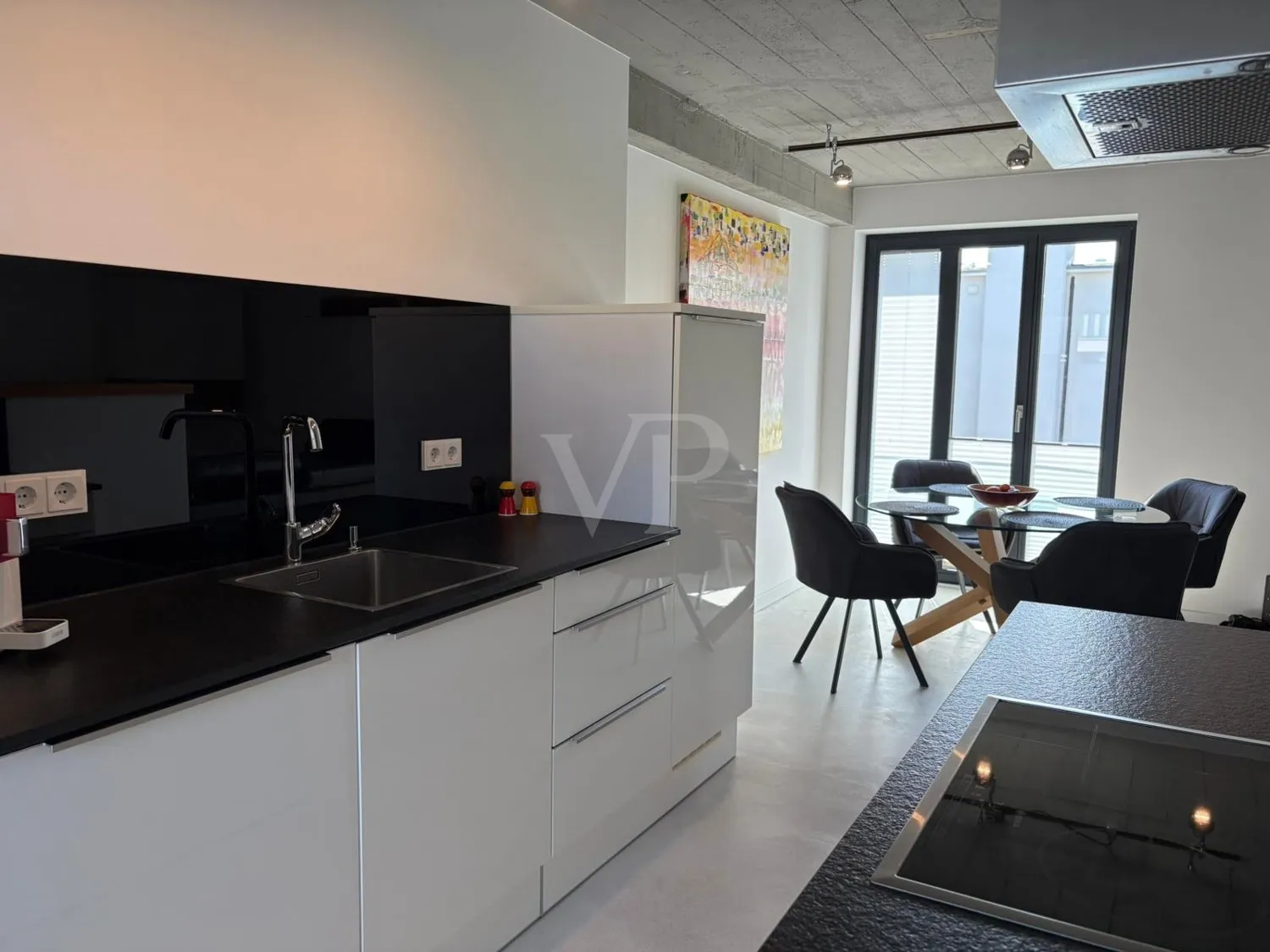 Appartement moderne avec mobilier de haute qualité, situé en première ligne de la plage de la mer Baltique.