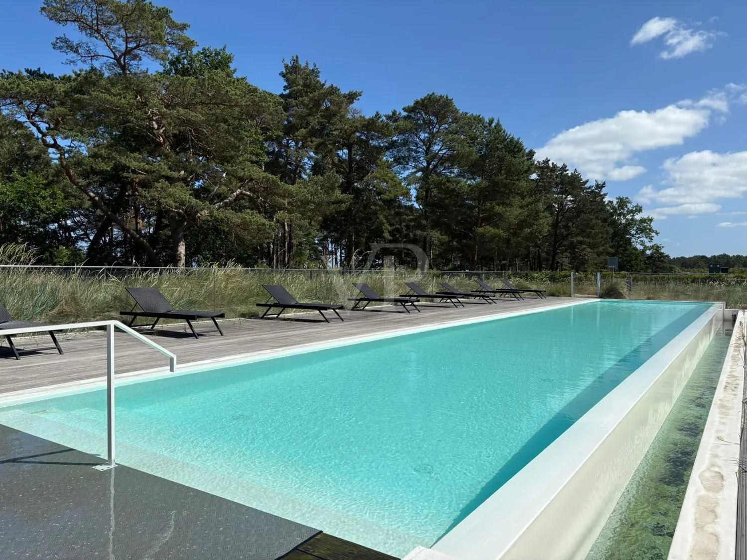 Appartement moderne avec mobilier de haute qualité, situé en première ligne de la plage de la mer Baltique.
