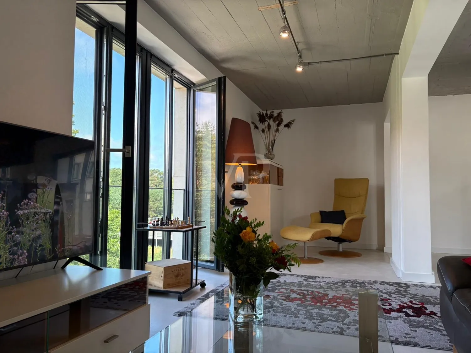 Appartement moderne avec mobilier de haute qualité, situé en première ligne de la plage de la mer Baltique.