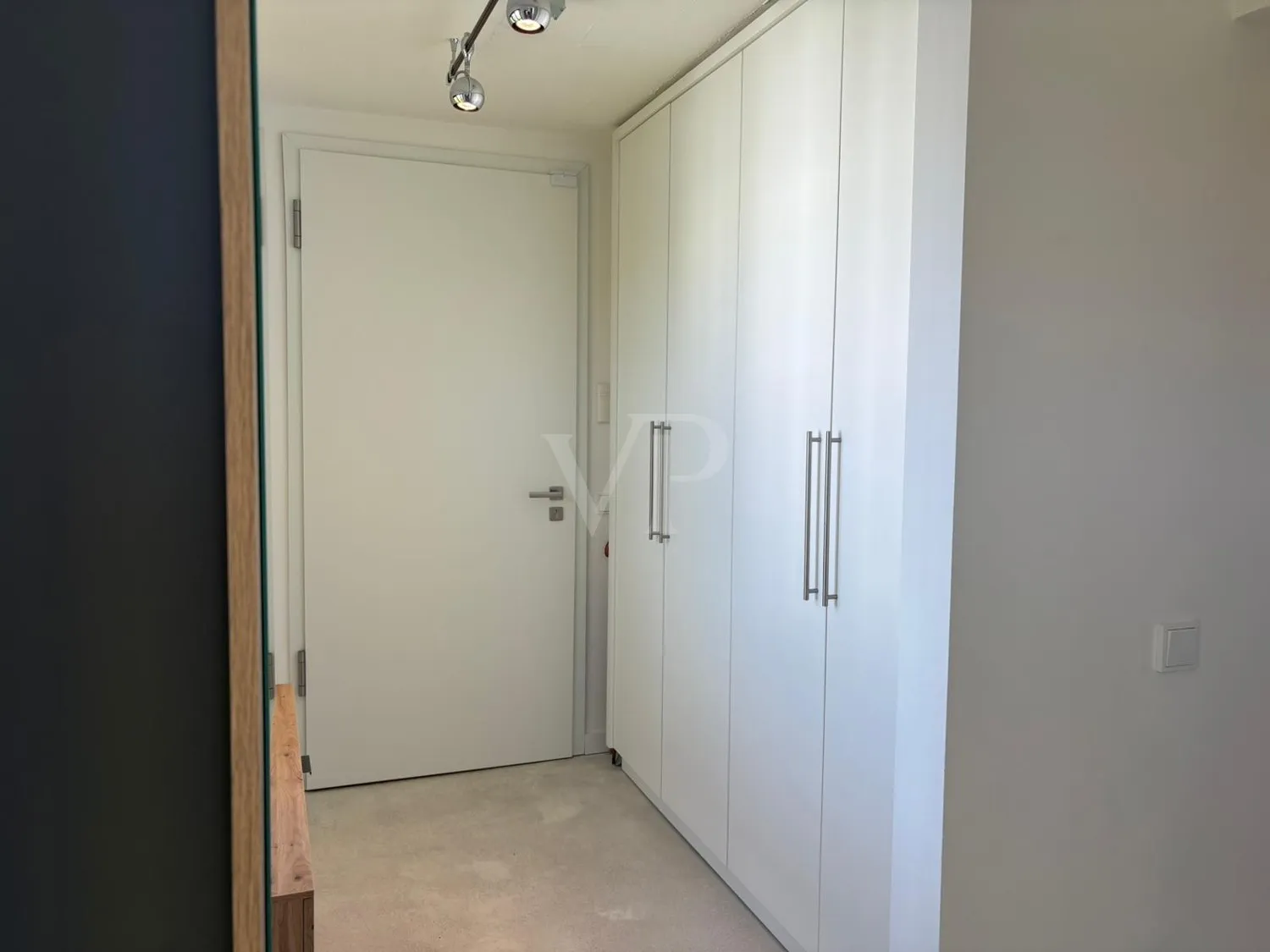 Appartement moderne avec mobilier de haute qualité, situé en première ligne de la plage de la mer Baltique.