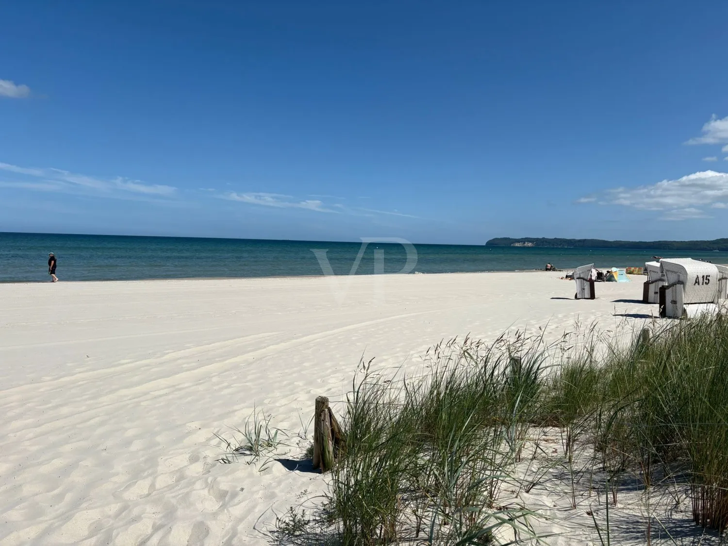 Appartement moderne avec mobilier de haute qualité, situé en première ligne de la plage de la mer Baltique.