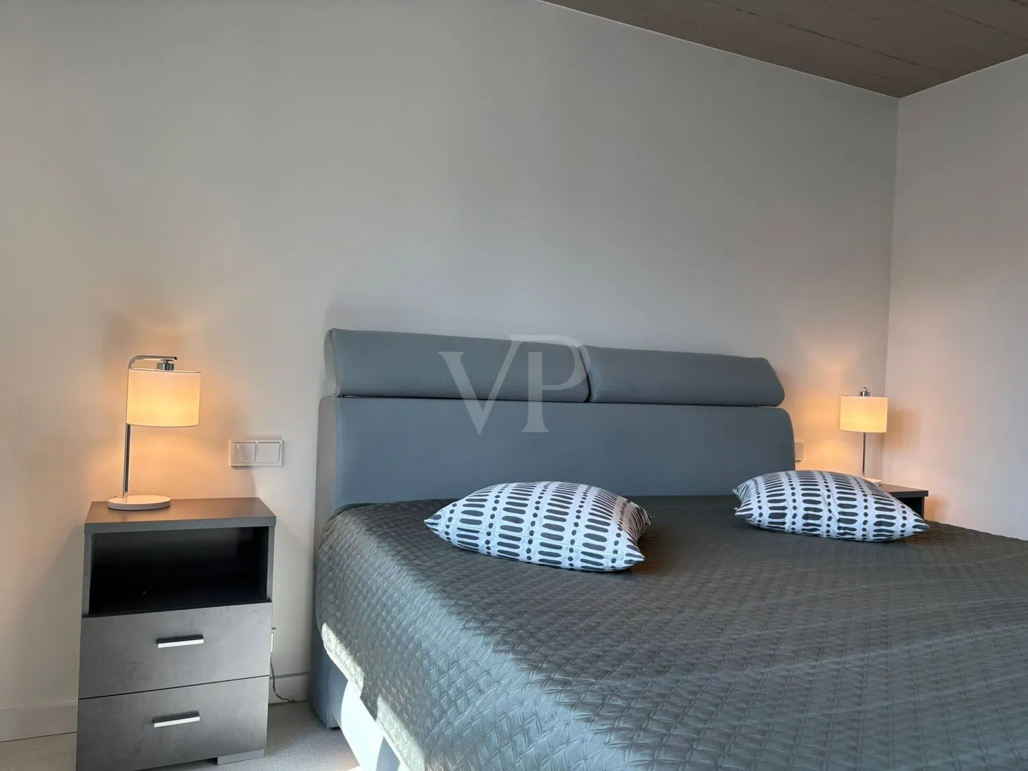 Appartement moderne avec mobilier de haute qualité, situé en première ligne de la plage de la mer Baltique.