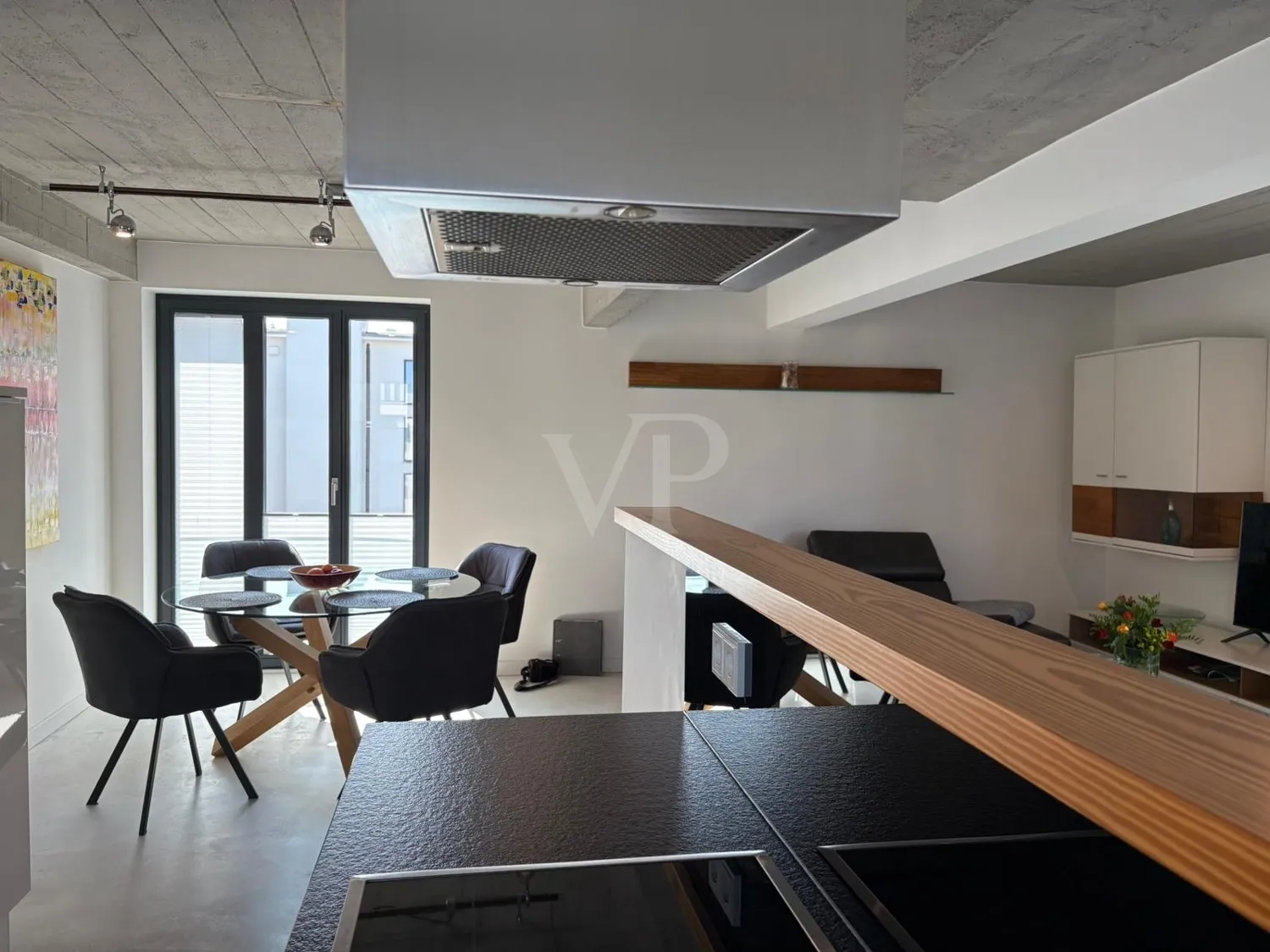 Appartement moderne avec mobilier de haute qualité, situé en première ligne de la plage de la mer Baltique.