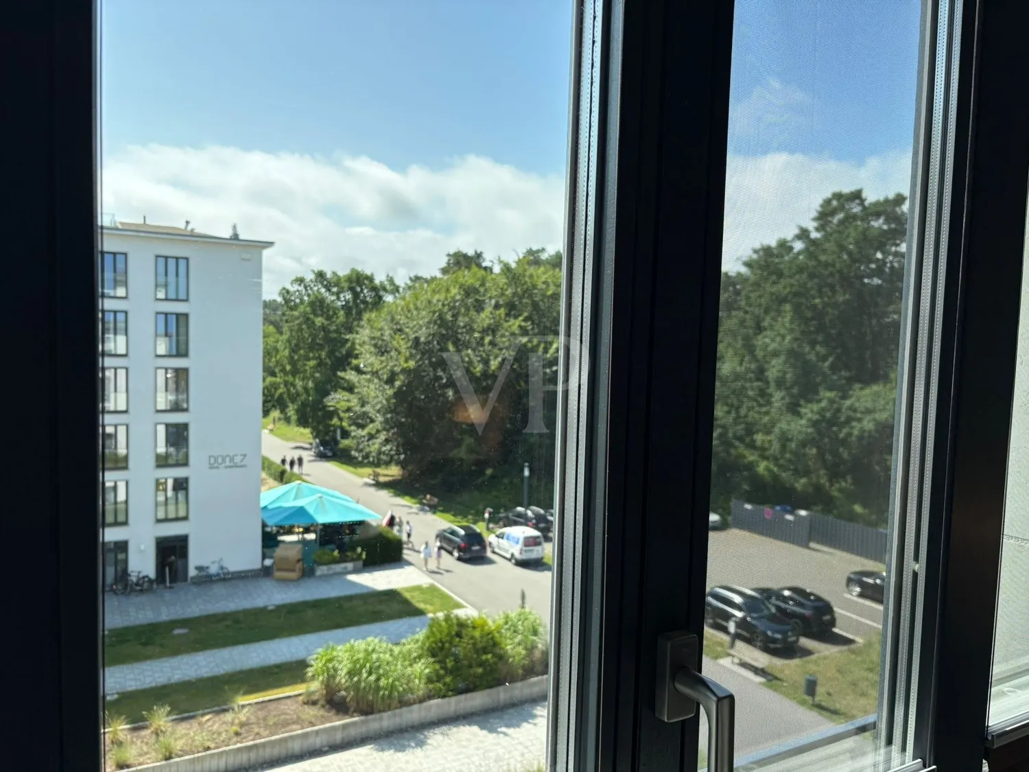 Appartement moderne avec mobilier de haute qualité, situé en première ligne de la plage de la mer Baltique.