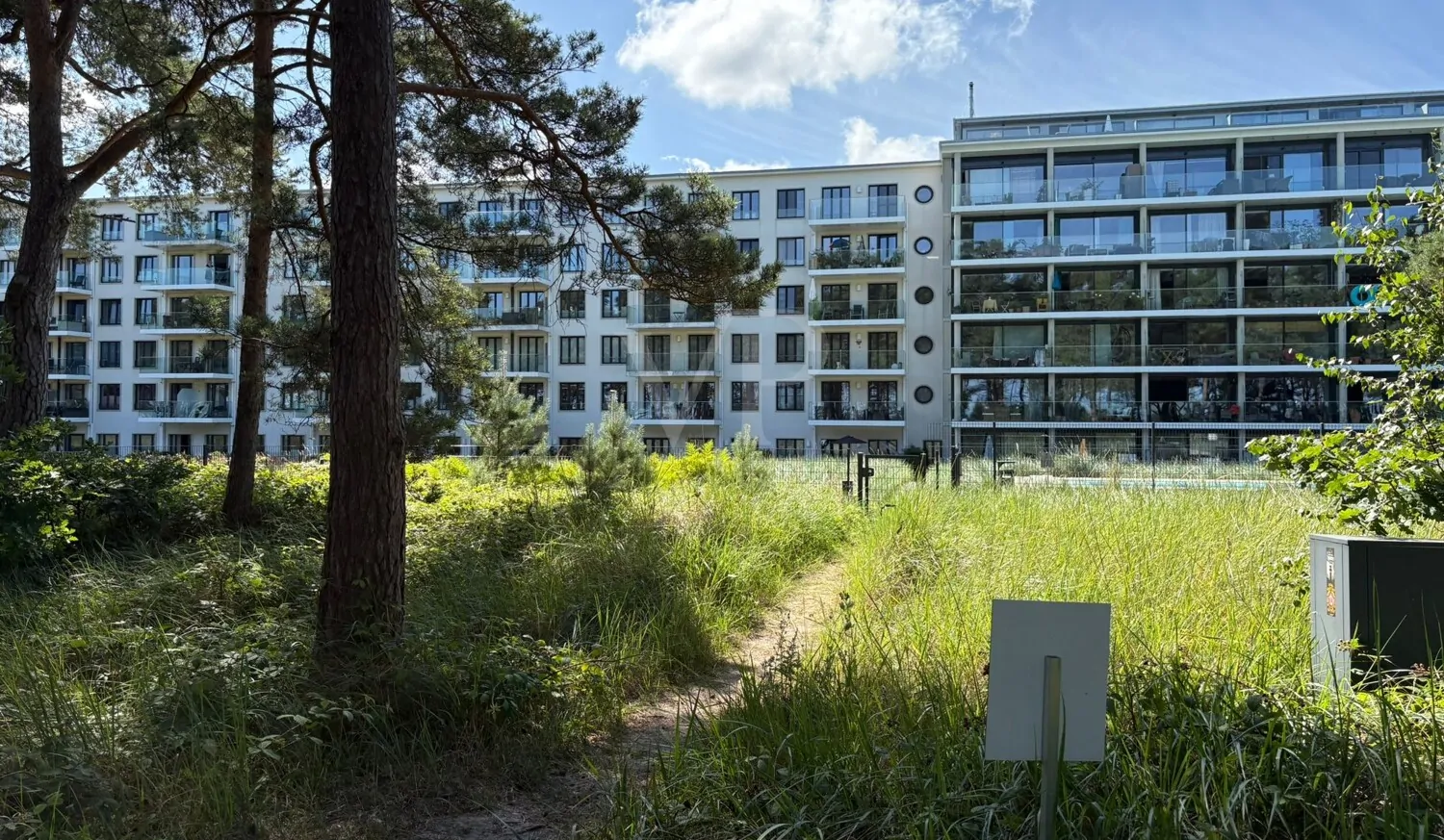 **Moderne Eigentumswohnung mit großem Balkon, Meerblick und Komfortausstattung in Haus 4 Natura – Südstrand 206**