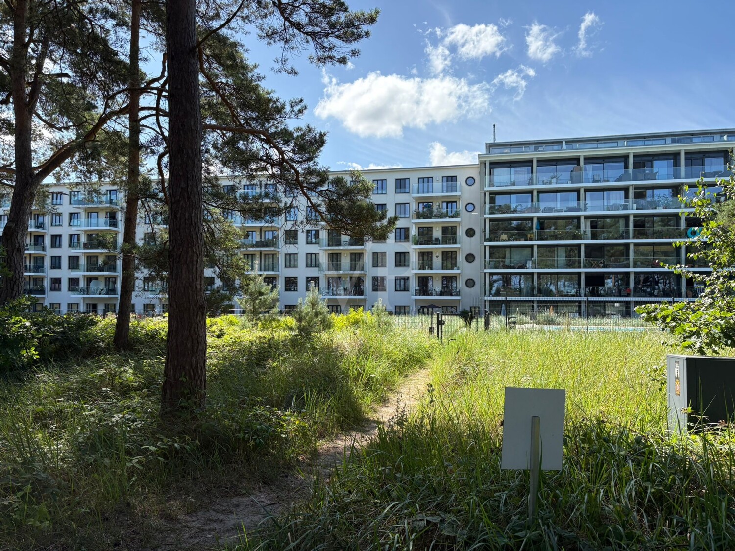 **Moderne Eigentumswohnung mit großem Balkon, Meerblick und Komfortausstattung in Haus 4 Natura – Südstrand 206**