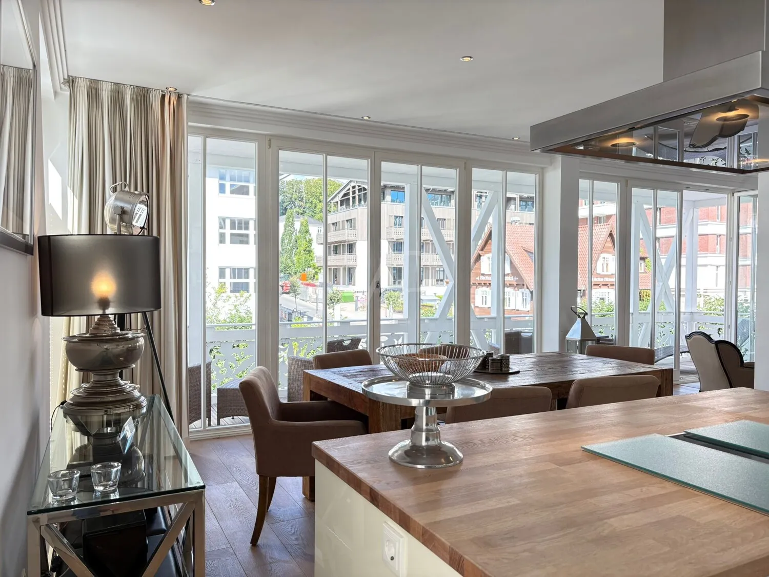 Un refugio elegante con ambiente de chimenea, sol y disfrute de la piscina.