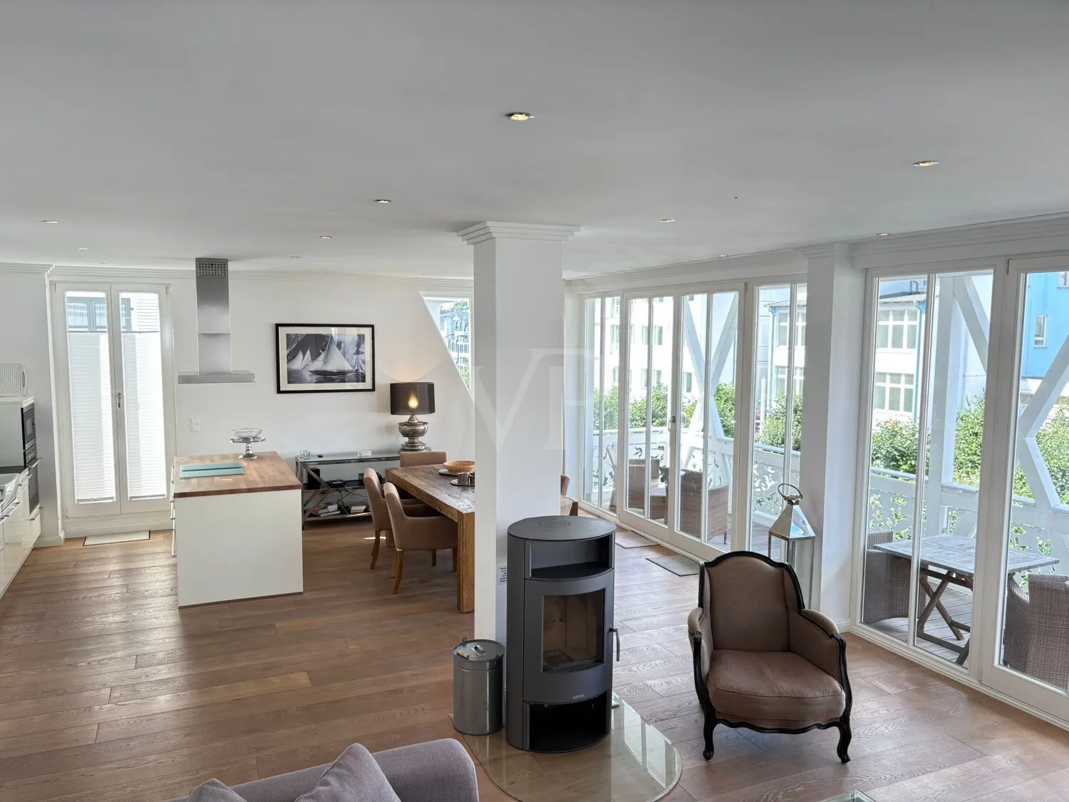 Un refugio elegante con ambiente de chimenea, sol y disfrute de la piscina.