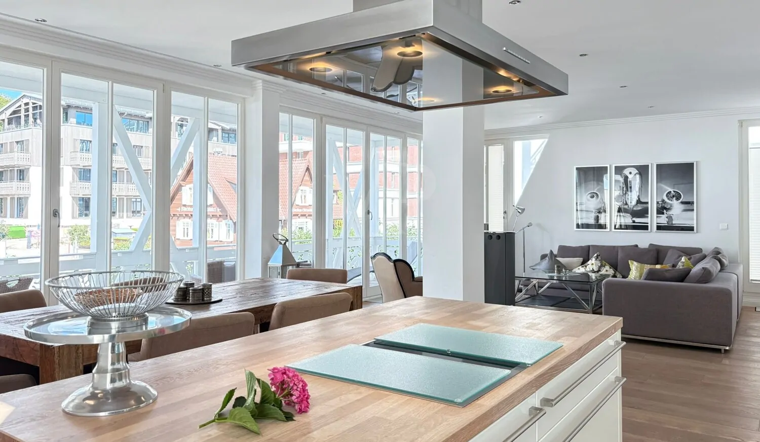 Küchenbereich mit Blick in den Wohnbereich