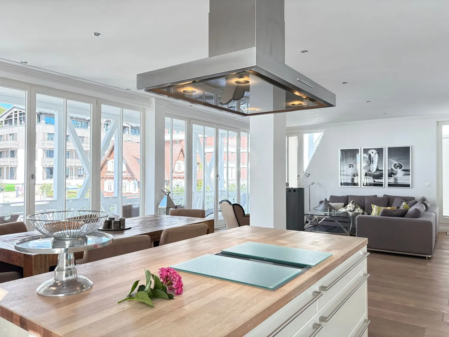 Küchenbereich mit Blick in den Wohnbereich