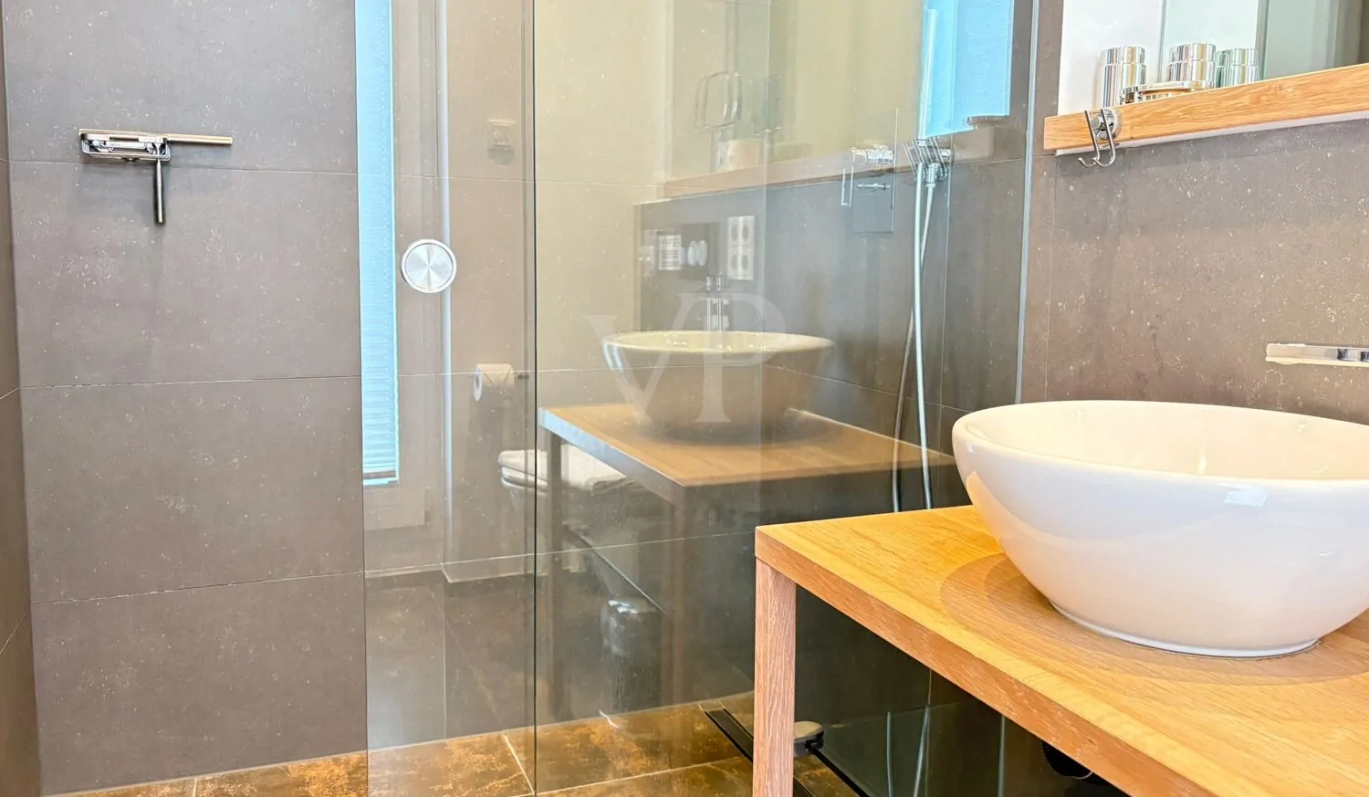 Stilvolles Refugium mit Kaminflair, Sonne und Poolgenuss