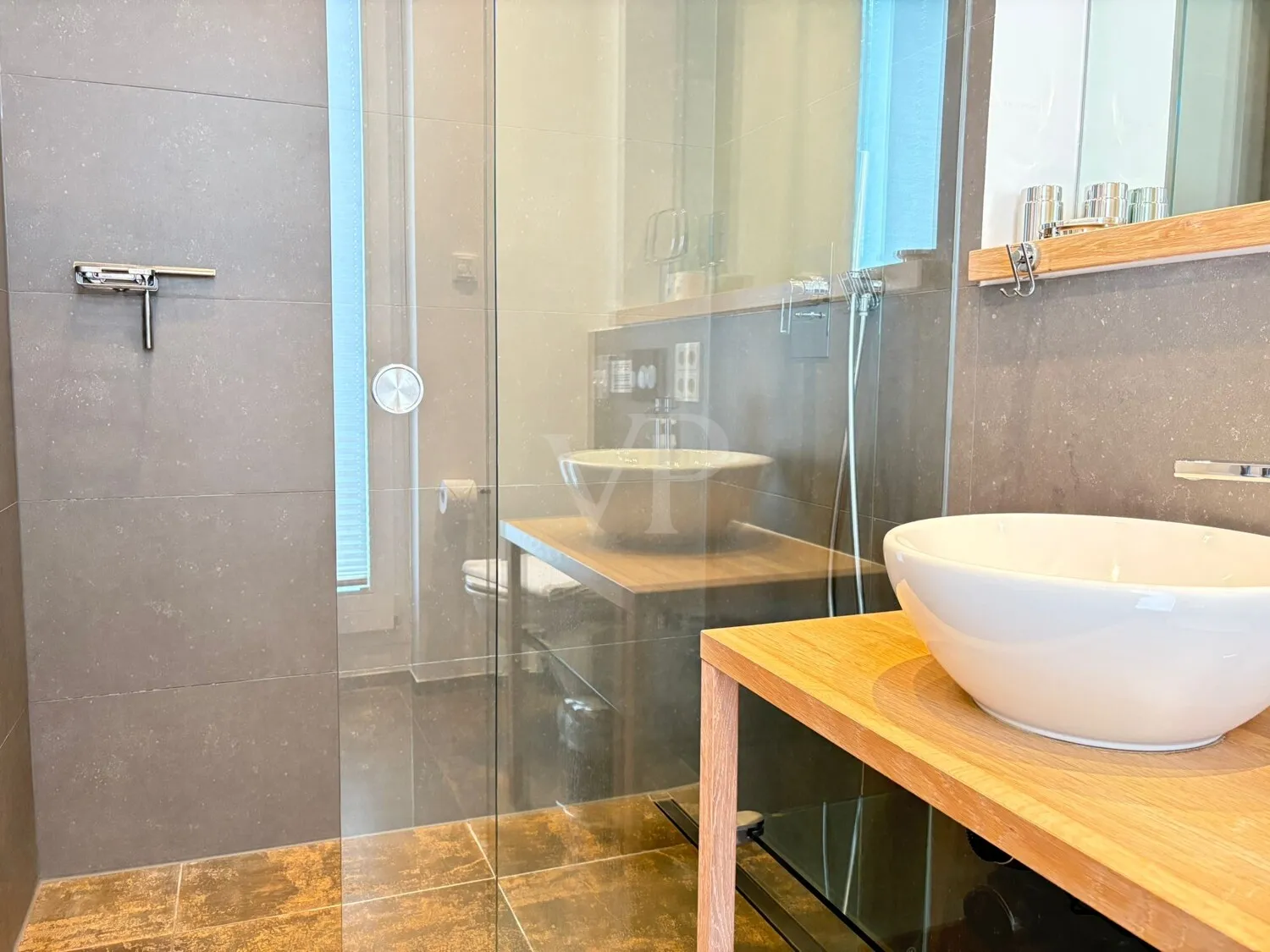 Un refugio elegante con ambiente de chimenea, sol y disfrute de la piscina.