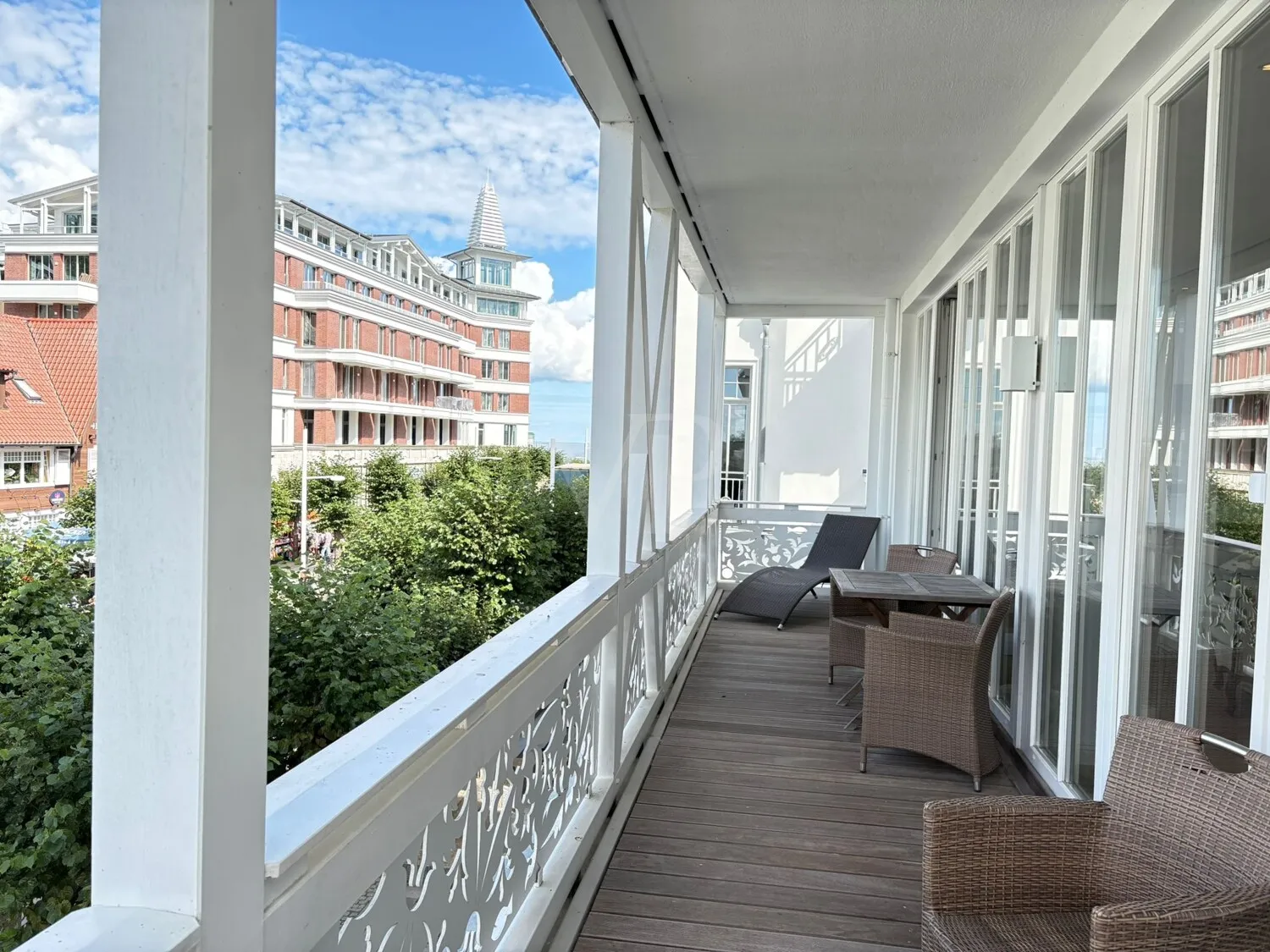 Un refugio elegante con ambiente de chimenea, sol y disfrute de la piscina.